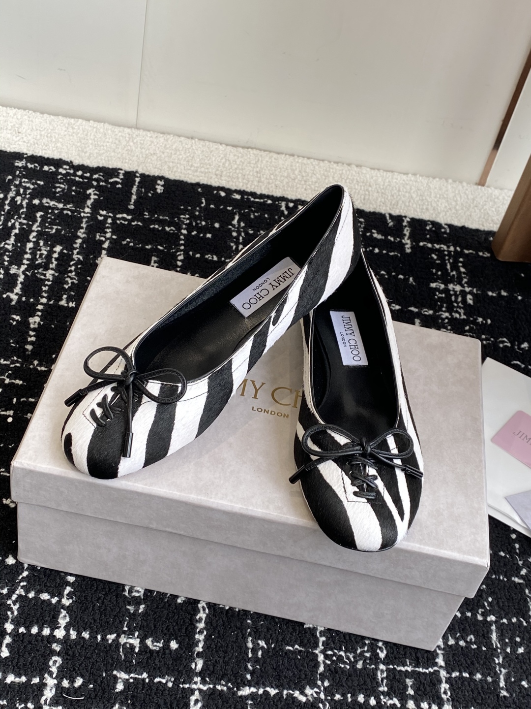 代购级
JIMMY CHOO JC 吉米周 25ss新款简约蝴蝶结系带玛丽珍平底鞋单鞋

原版套楦，完美