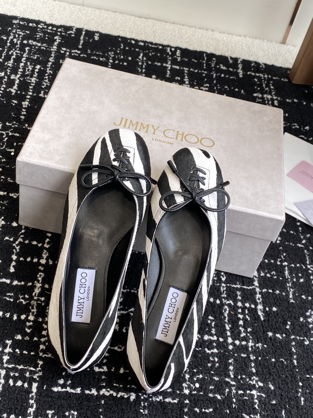 代购级
JIMMY CHOO JC 吉米周 25ss新款简约蝴蝶结系带玛丽珍平底鞋单鞋

原版套楦，完美