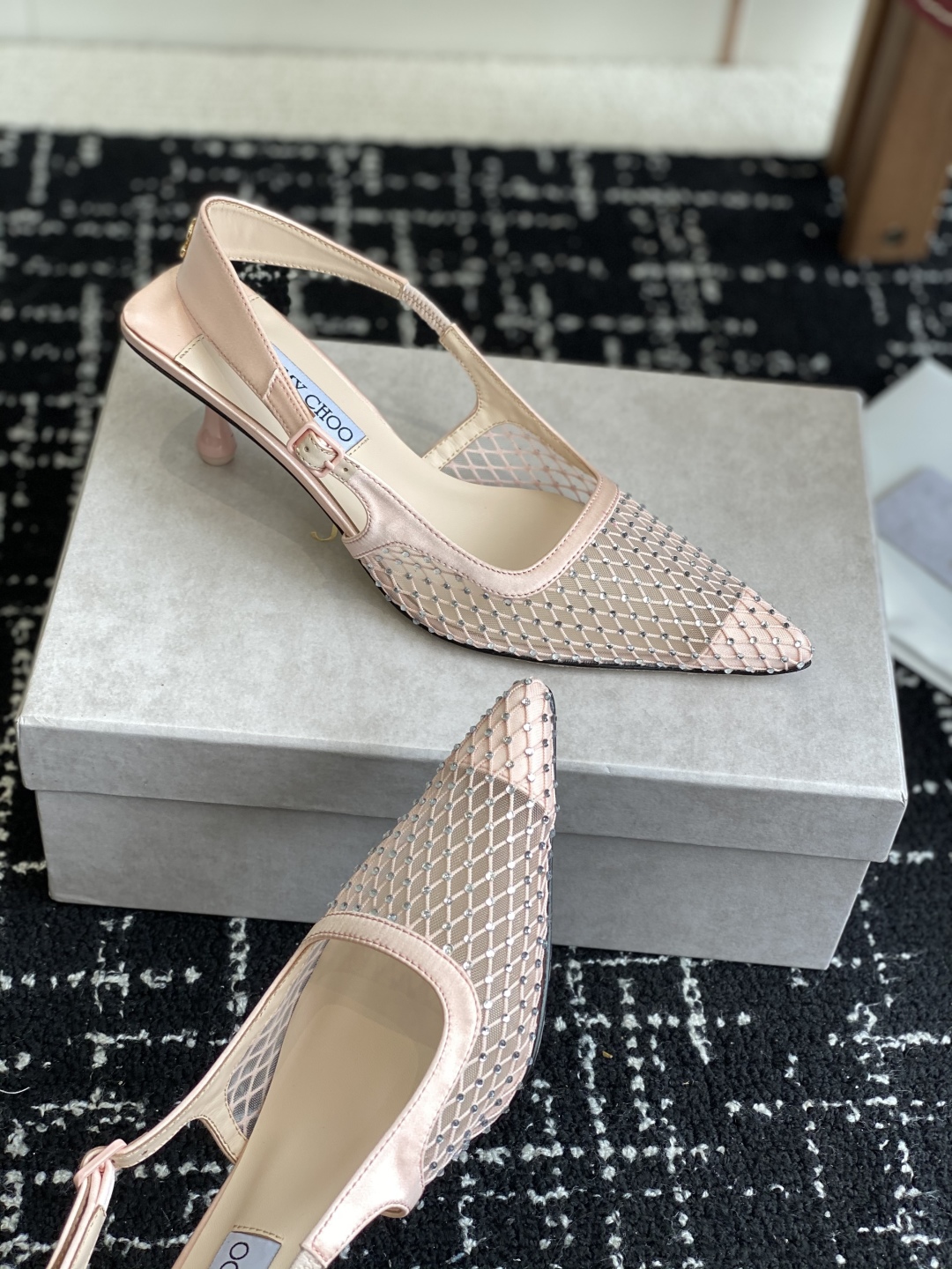 代购级
Jimmy Choo 25ss 春夏 系列JC新款 高跟凉鞋

模糊鞋履与珠宝配饰之间的界线 鲜