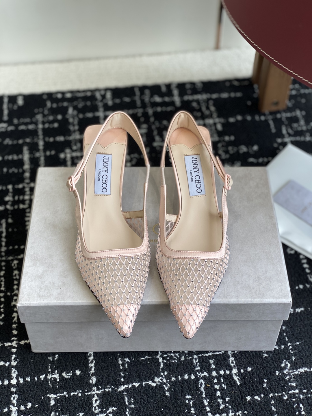 代购级
Jimmy Choo 25ss 春夏 系列JC新款 高跟凉鞋

模糊鞋履与珠宝配饰之间的界线 鲜