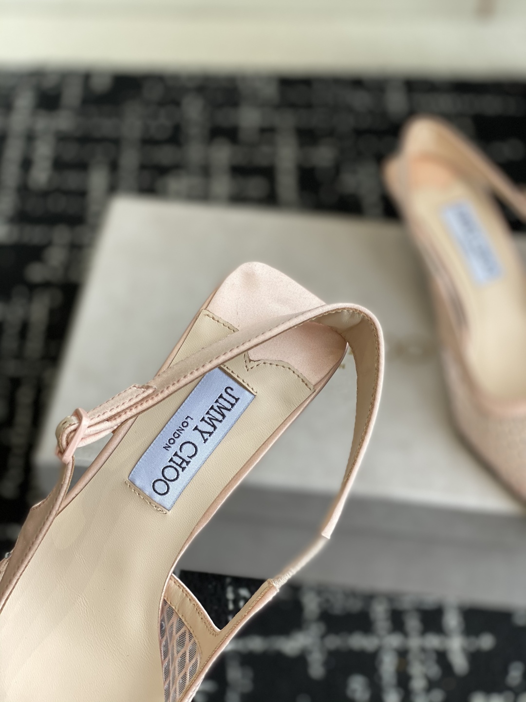 代购级
Jimmy Choo 25ss 春夏 系列JC新款 高跟凉鞋

模糊鞋履与珠宝配饰之间的界线 鲜