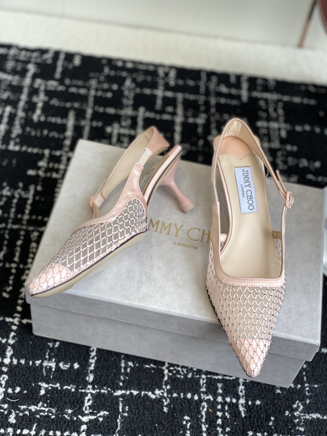 代购级
Jimmy Choo 25ss 春夏 系列JC新款 高跟凉鞋

模糊鞋履与珠宝配饰之间的界线 鲜