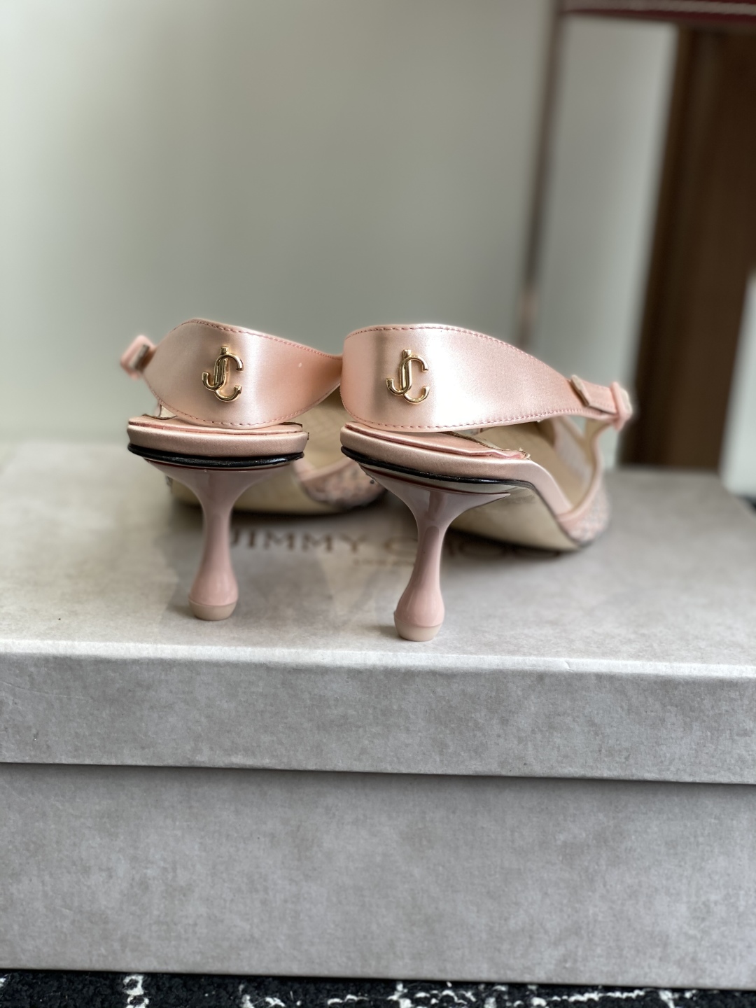 代购级
Jimmy Choo 25ss 春夏 系列JC新款 高跟凉鞋

模糊鞋履与珠宝配饰之间的界线 鲜