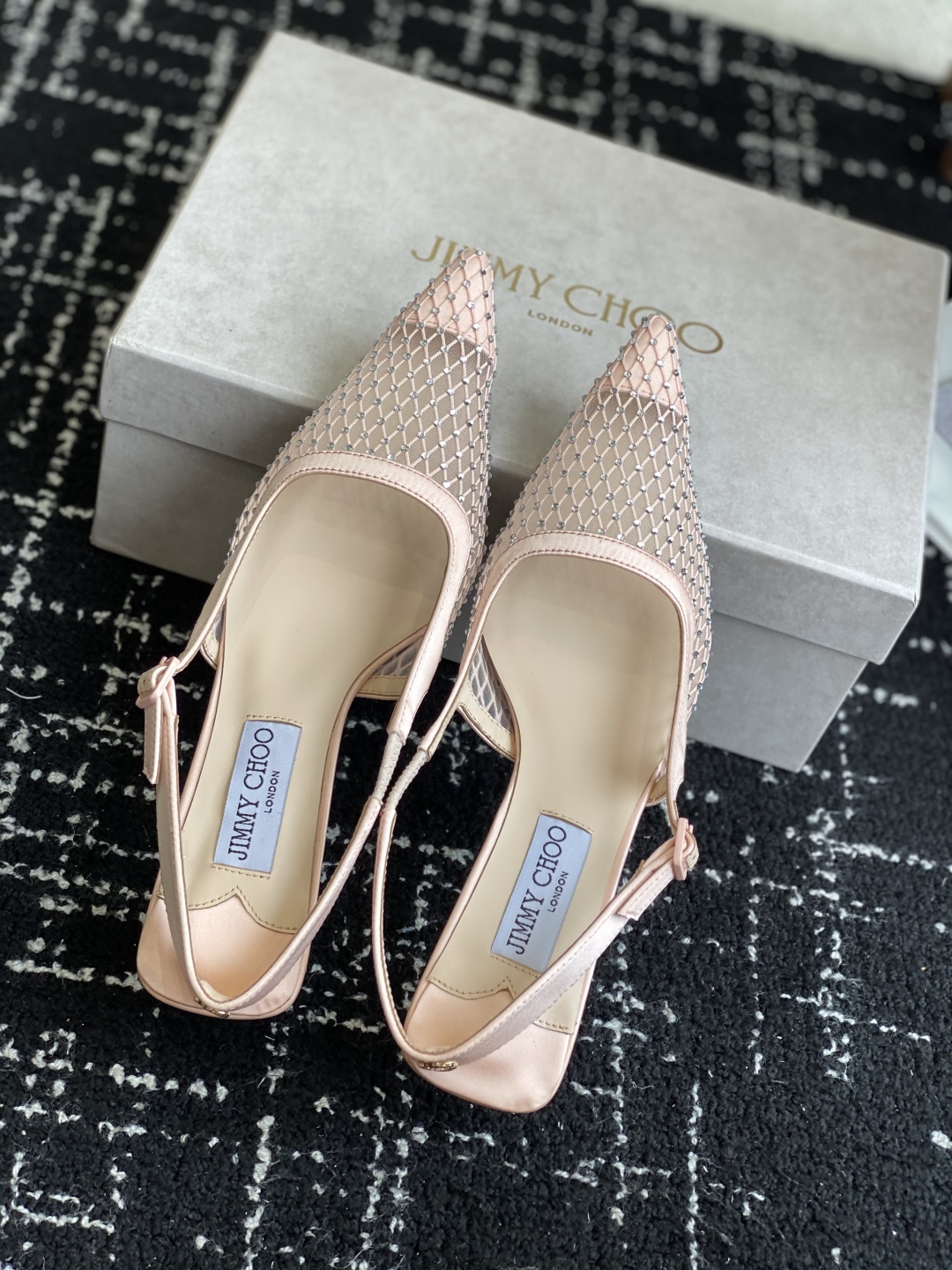 代购级
Jimmy Choo 25ss 春夏 系列JC新款 高跟凉鞋

模糊鞋履与珠宝配饰之间的界线 鲜