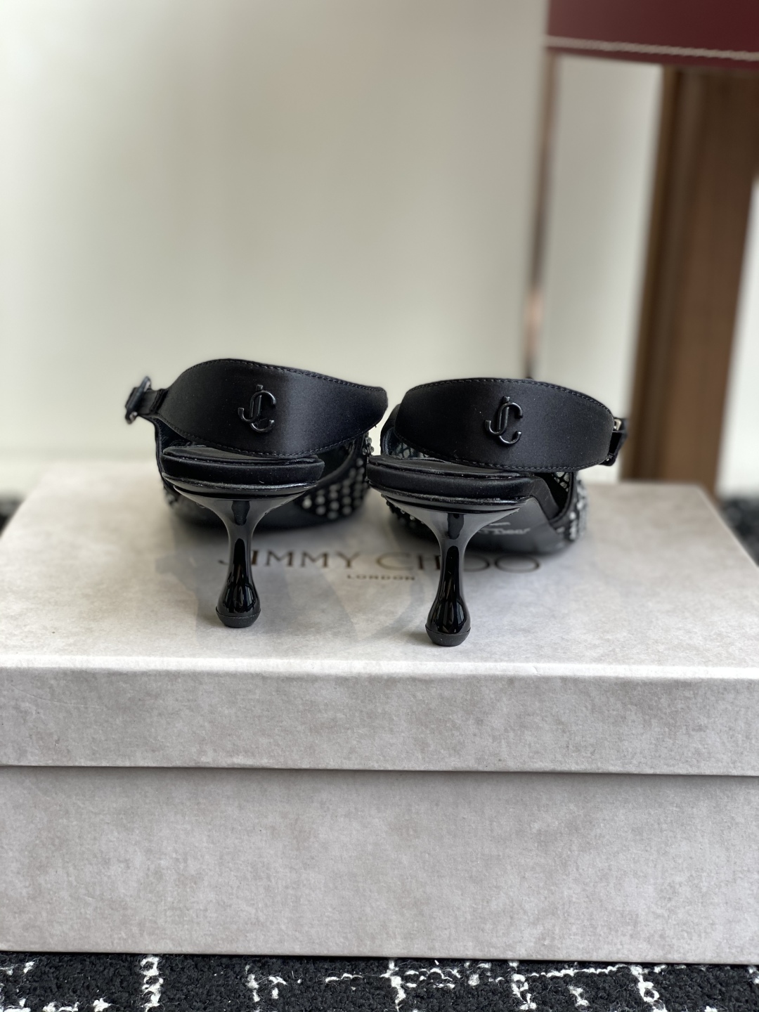 代购级
Jimmy Choo 25ss 春夏 系列JC新款 高跟凉鞋

模糊鞋履与珠宝配饰之间的界线 鲜