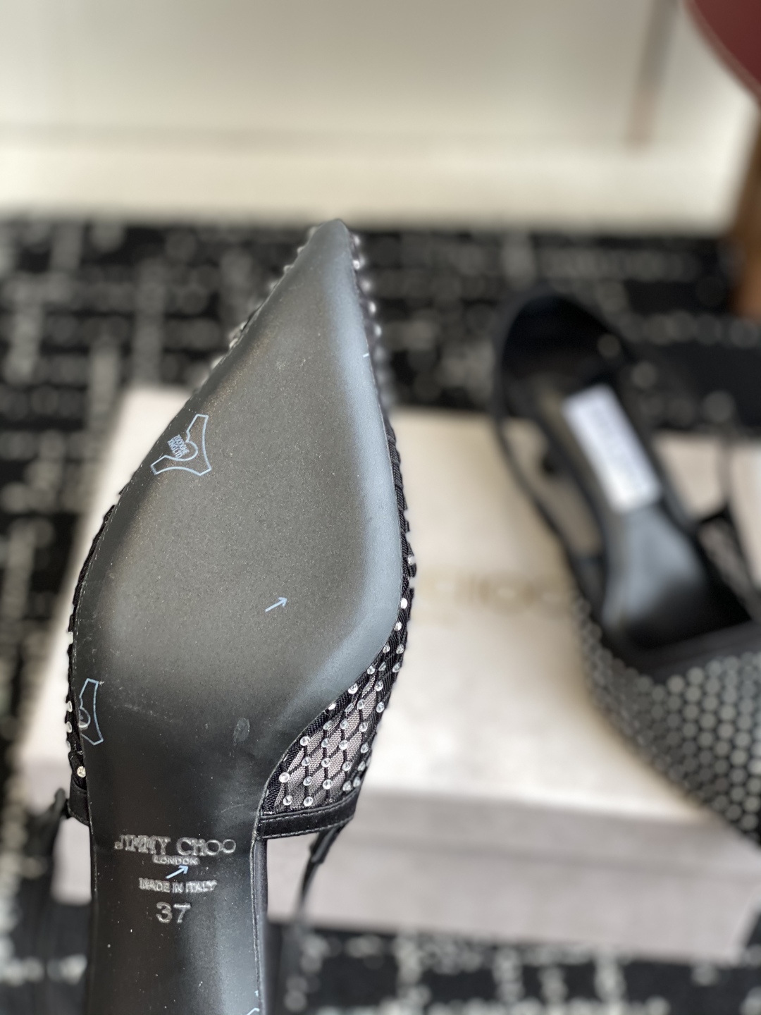 代购级
Jimmy Choo 25ss 春夏 系列JC新款 高跟凉鞋

模糊鞋履与珠宝配饰之间的界线 鲜