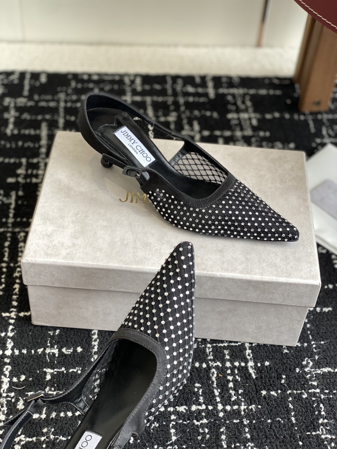代购级
Jimmy Choo 25ss 春夏 系列JC新款 高跟凉鞋

模糊鞋履与珠宝配饰之间的界线 鲜