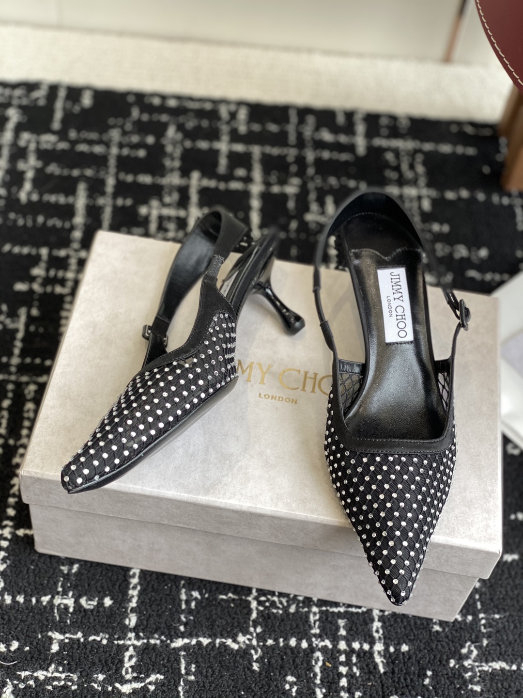 代购级
Jimmy Choo 25ss 春夏 系列JC新款 高跟凉鞋

模糊鞋履与珠宝配饰之间的界线 鲜