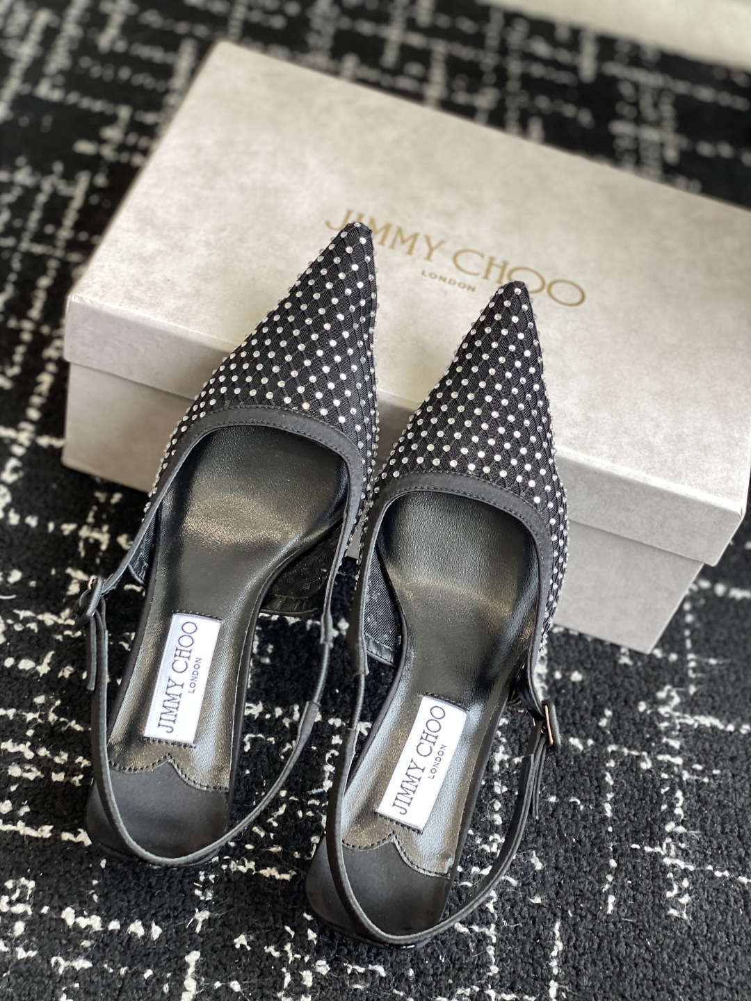 代购级
Jimmy Choo 25ss 春夏 系列JC新款 高跟凉鞋

模糊鞋履与珠宝配饰之间的界线 鲜