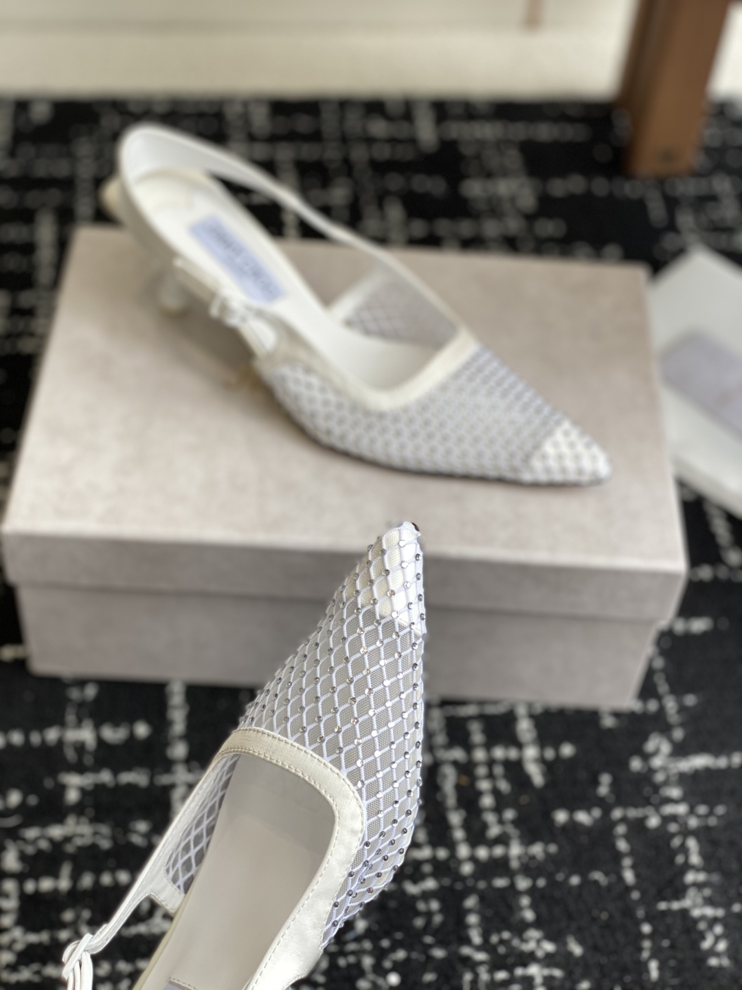 代购级
Jimmy Choo 25ss 春夏 系列JC新款 高跟凉鞋

模糊鞋履与珠宝配饰之间的界线 鲜