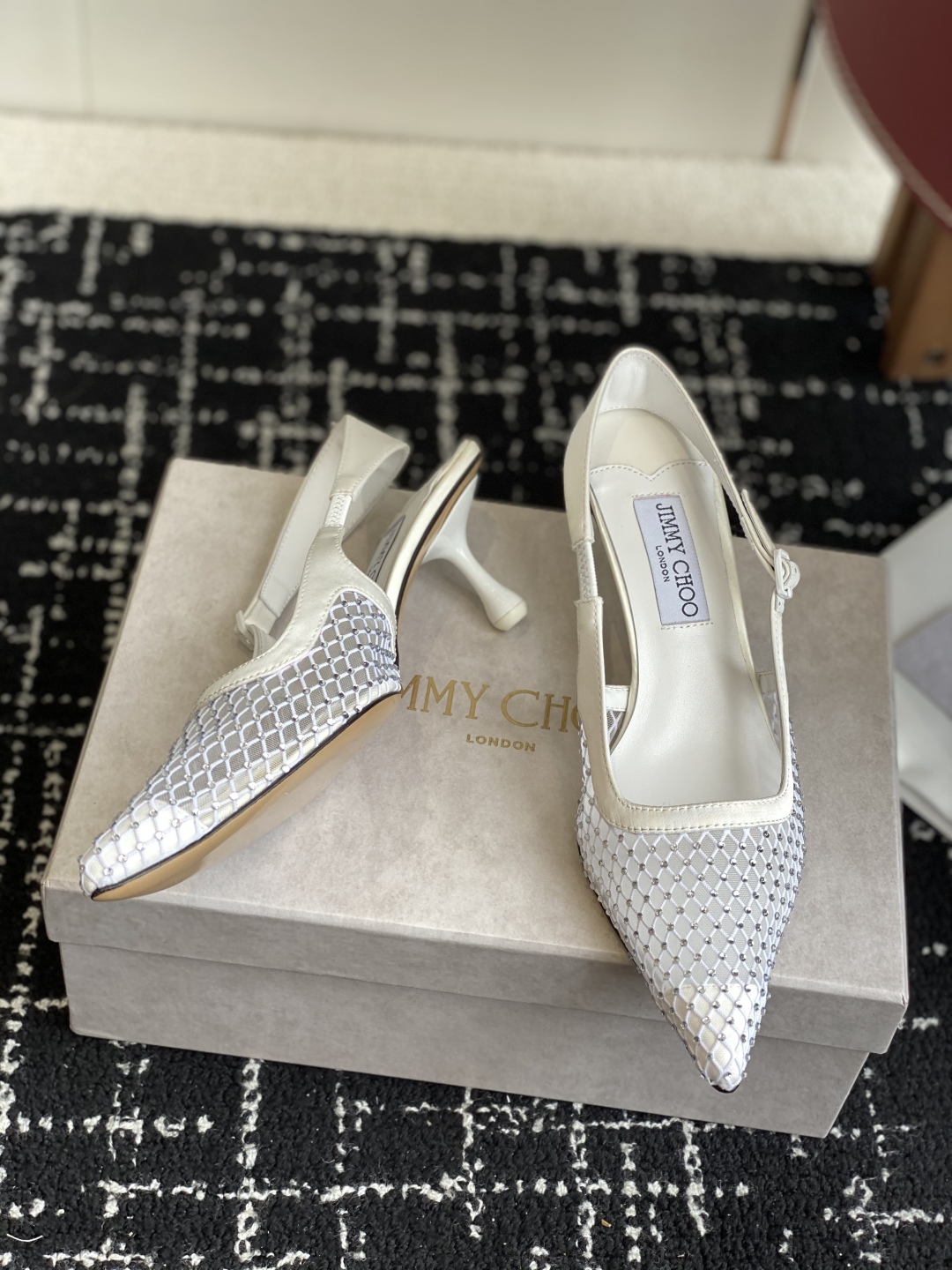 代购级
Jimmy Choo 25ss 春夏 系列JC新款 高跟凉鞋

模糊鞋履与珠宝配饰之间的界线 鲜