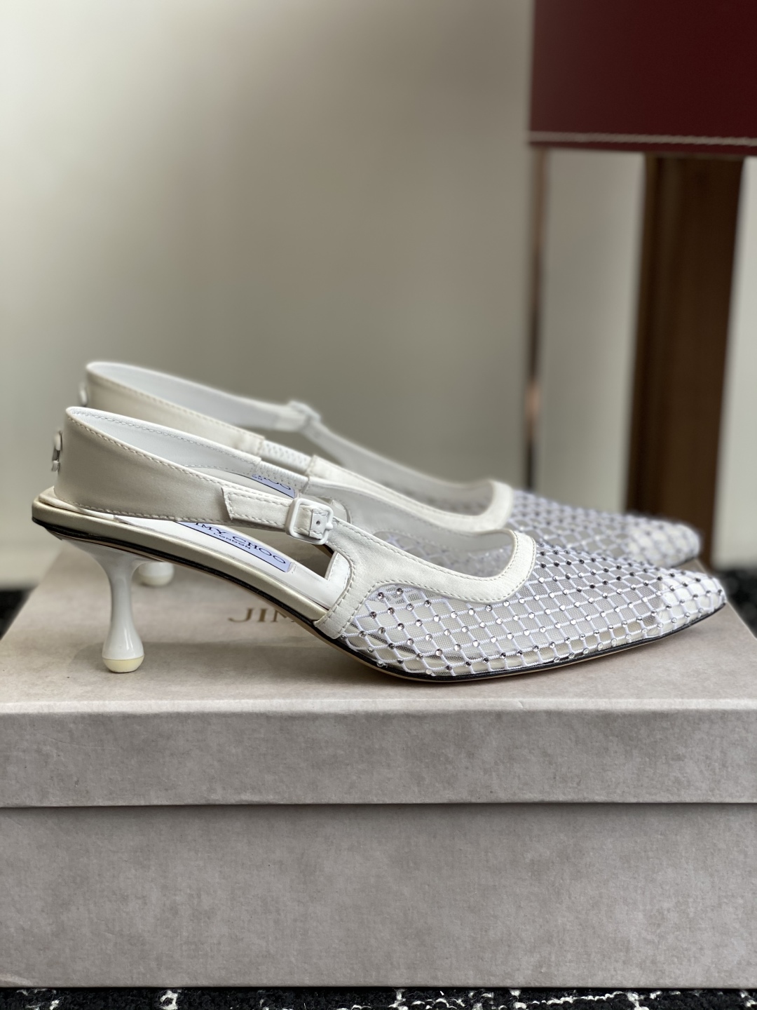 代购级
Jimmy Choo 25ss 春夏 系列JC新款 高跟凉鞋

模糊鞋履与珠宝配饰之间的界线 鲜