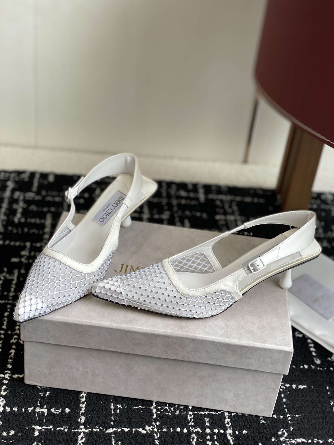代购级
Jimmy Choo 25ss 春夏 系列JC新款 高跟凉鞋

模糊鞋履与珠宝配饰之间的界线 鲜
