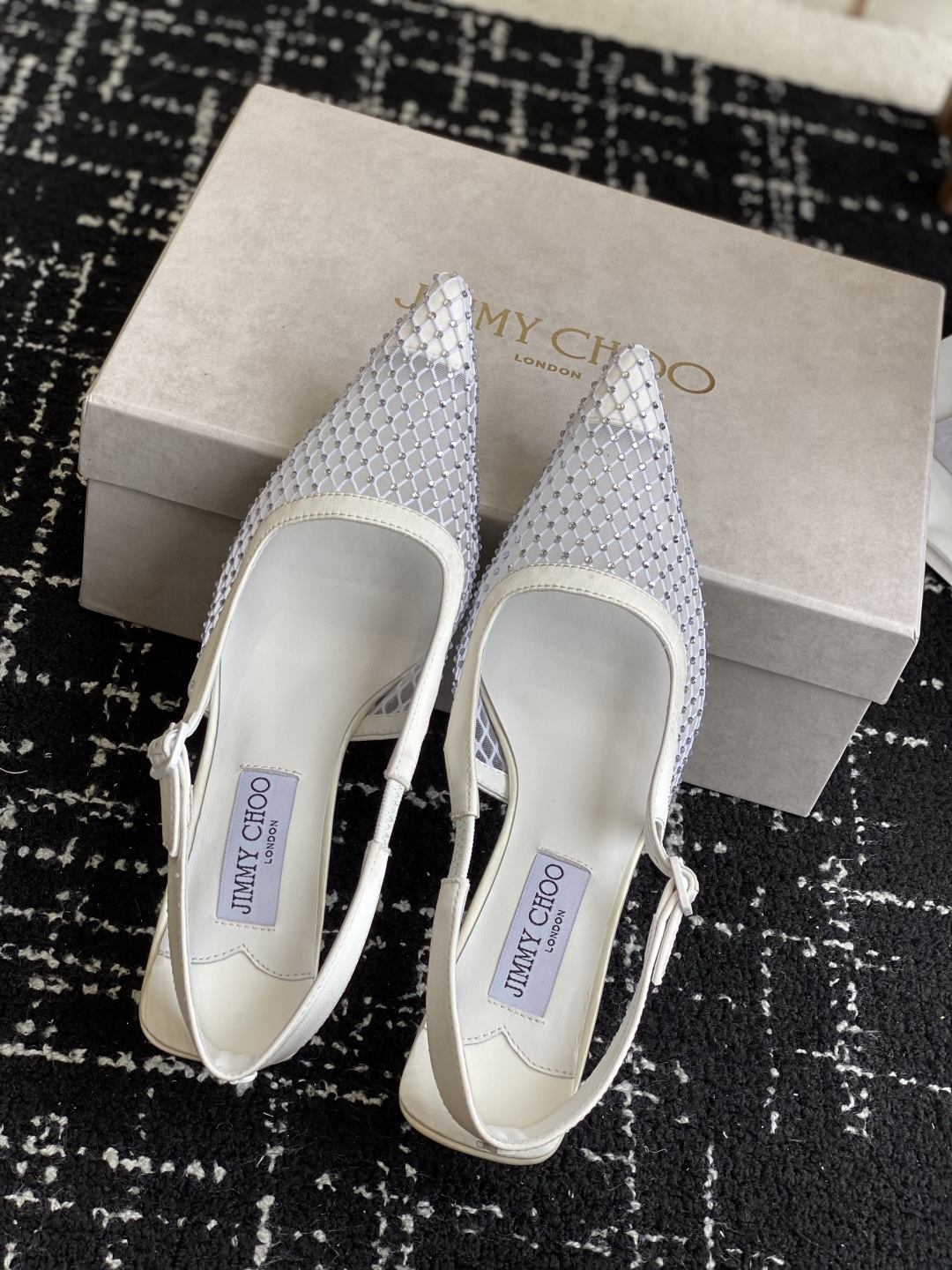 代购级
Jimmy Choo 25ss 春夏 系列JC新款 高跟凉鞋

模糊鞋履与珠宝配饰之间的界线 鲜