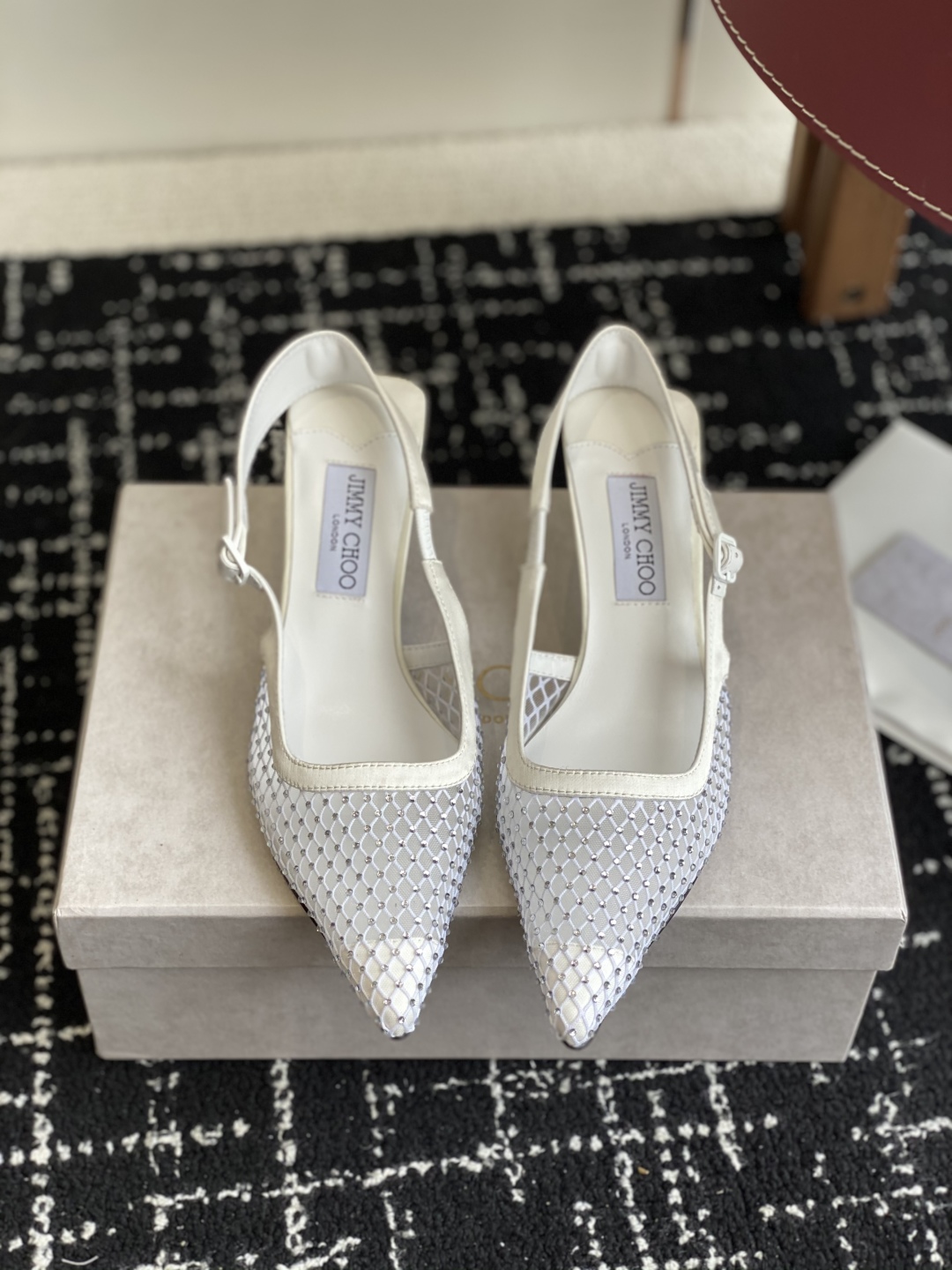代购级
Jimmy Choo 25ss 春夏 系列JC新款 高跟凉鞋

模糊鞋履与珠宝配饰之间的界线 鲜