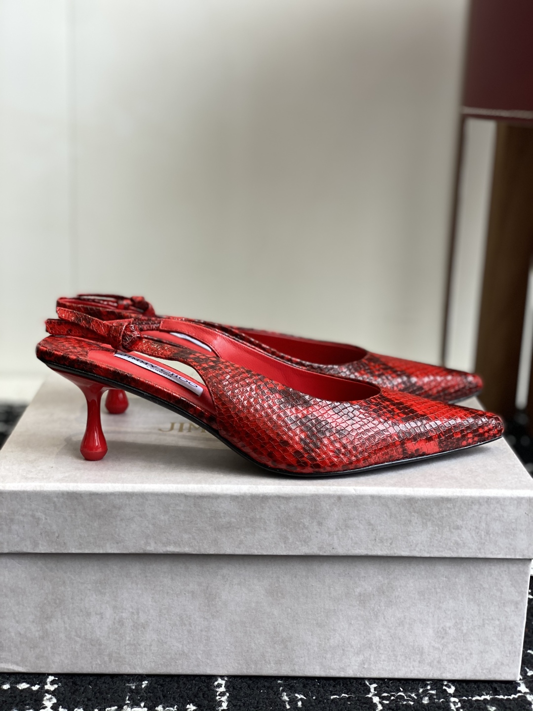 代购级
Jimmy Choo 25ss 春夏 系列JC新款 高跟凉鞋

模糊鞋履与珠宝配饰之间的界线 鲜