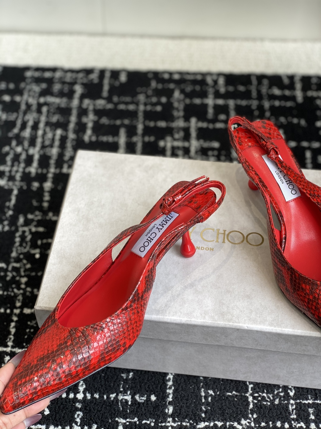 代购级
Jimmy Choo 25ss 春夏 系列JC新款 高跟凉鞋

模糊鞋履与珠宝配饰之间的界线 鲜