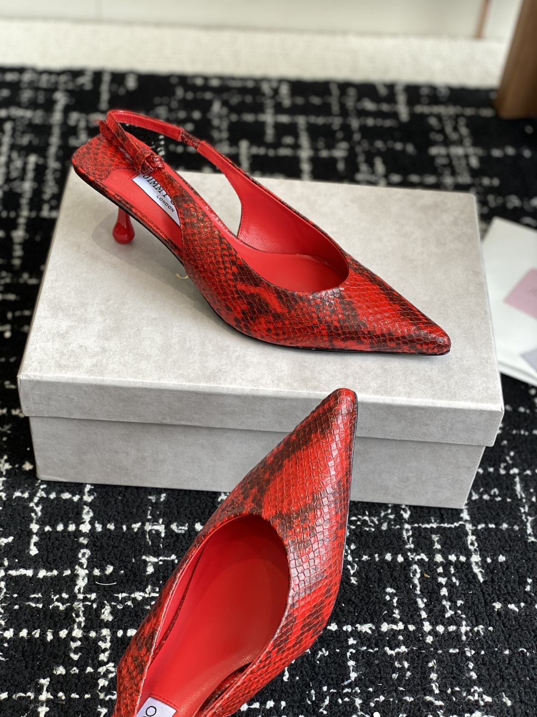 代购级
Jimmy Choo 25ss 春夏 系列JC新款 高跟凉鞋

模糊鞋履与珠宝配饰之间的界线 鲜