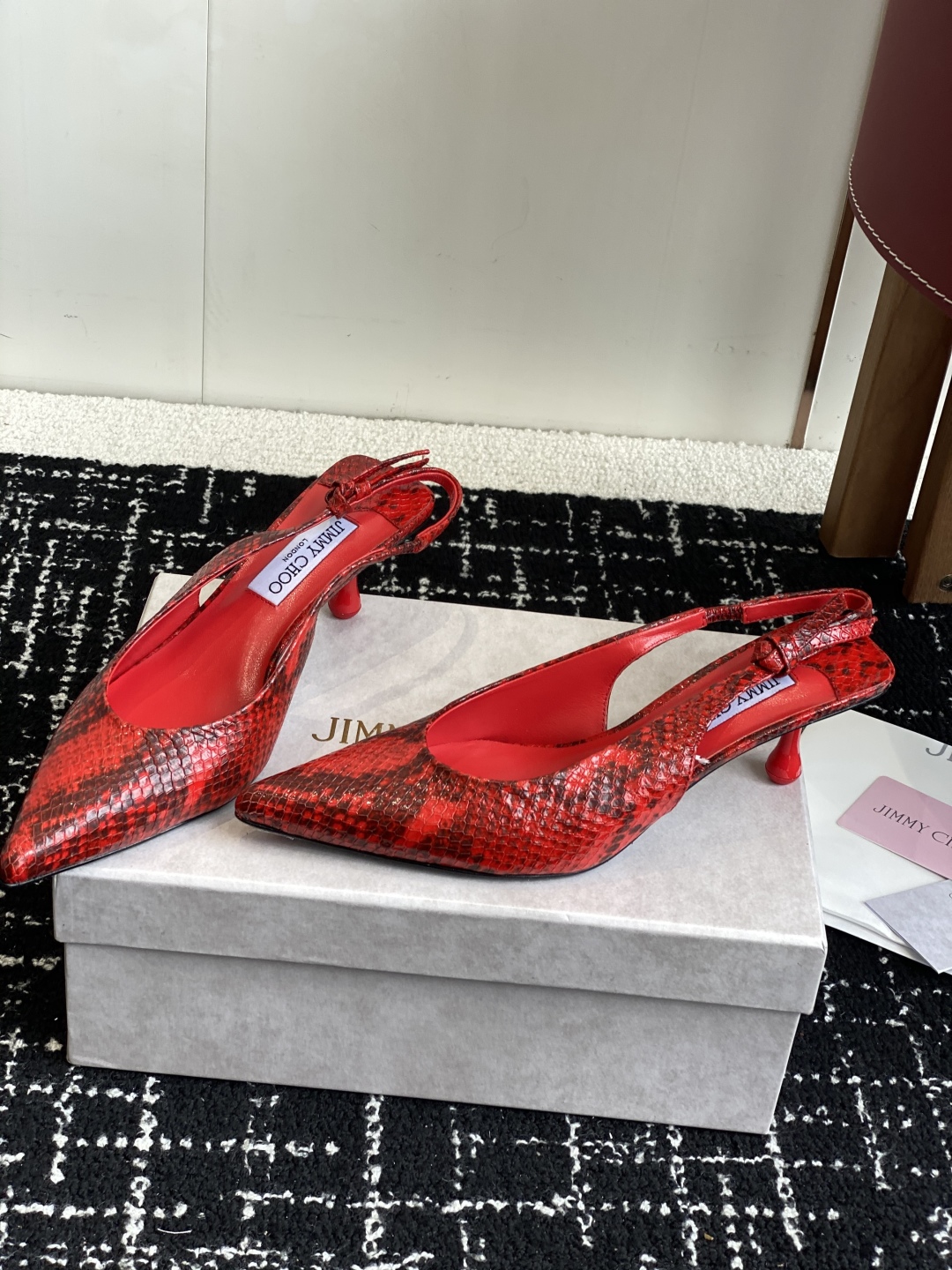 代购级
Jimmy Choo 25ss 春夏 系列JC新款 高跟凉鞋

模糊鞋履与珠宝配饰之间的界线 鲜