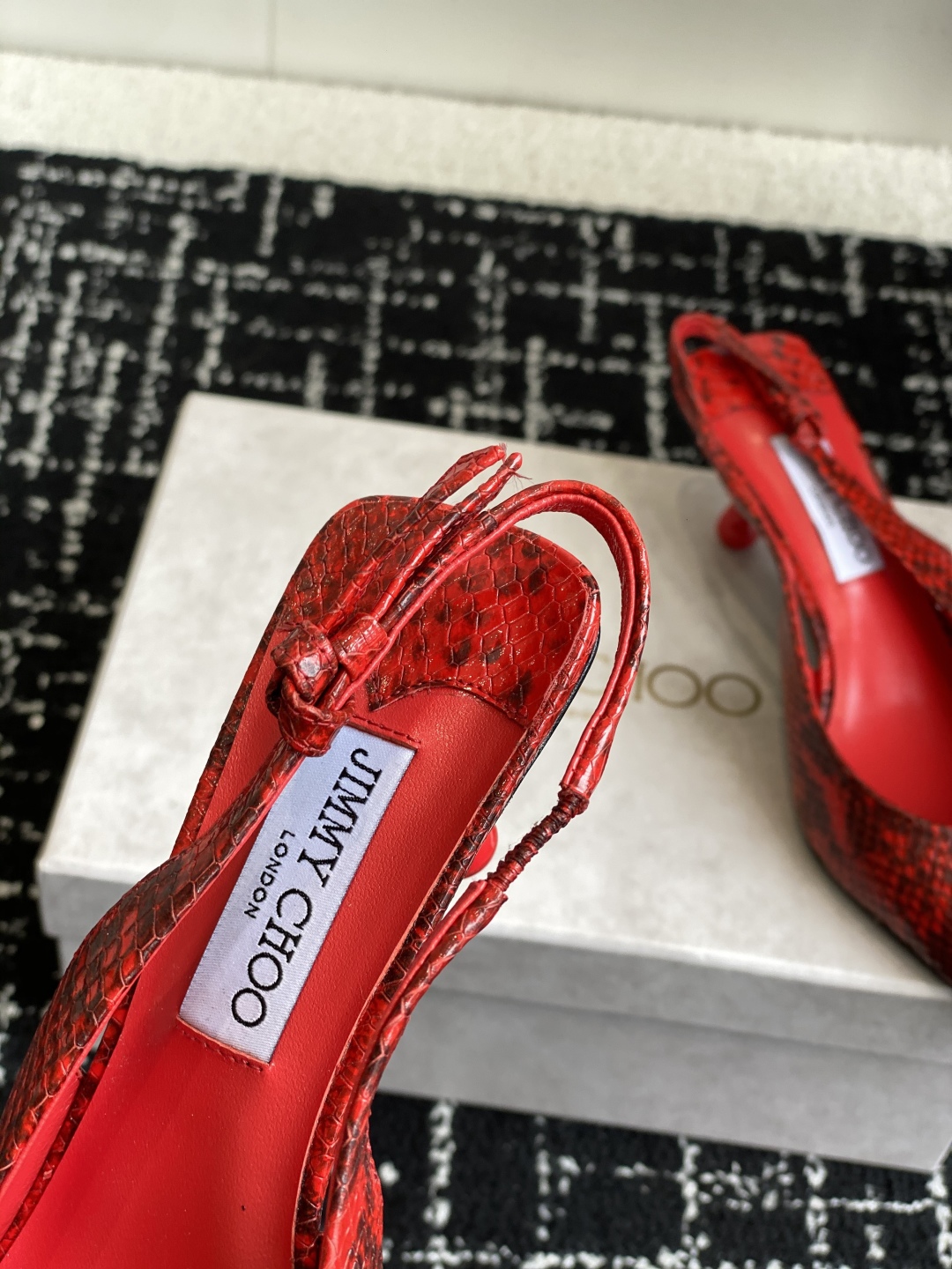 代购级
Jimmy Choo 25ss 春夏 系列JC新款 高跟凉鞋

模糊鞋履与珠宝配饰之间的界线 鲜