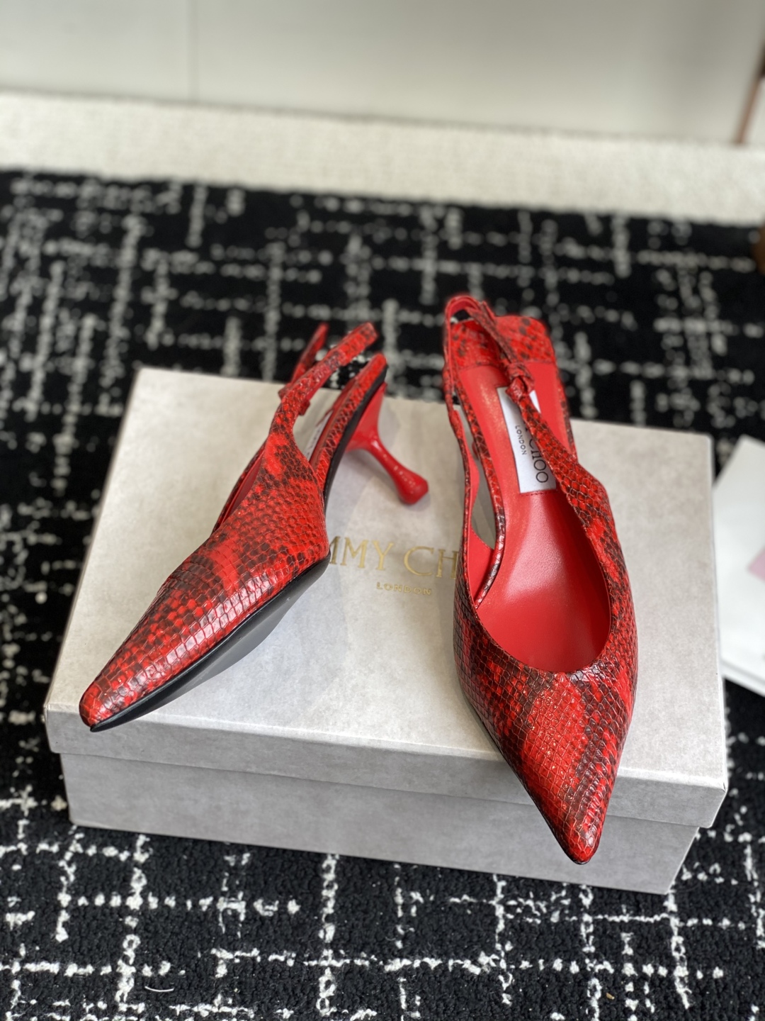代购级
Jimmy Choo 25ss 春夏 系列JC新款 高跟凉鞋

模糊鞋履与珠宝配饰之间的界线 鲜