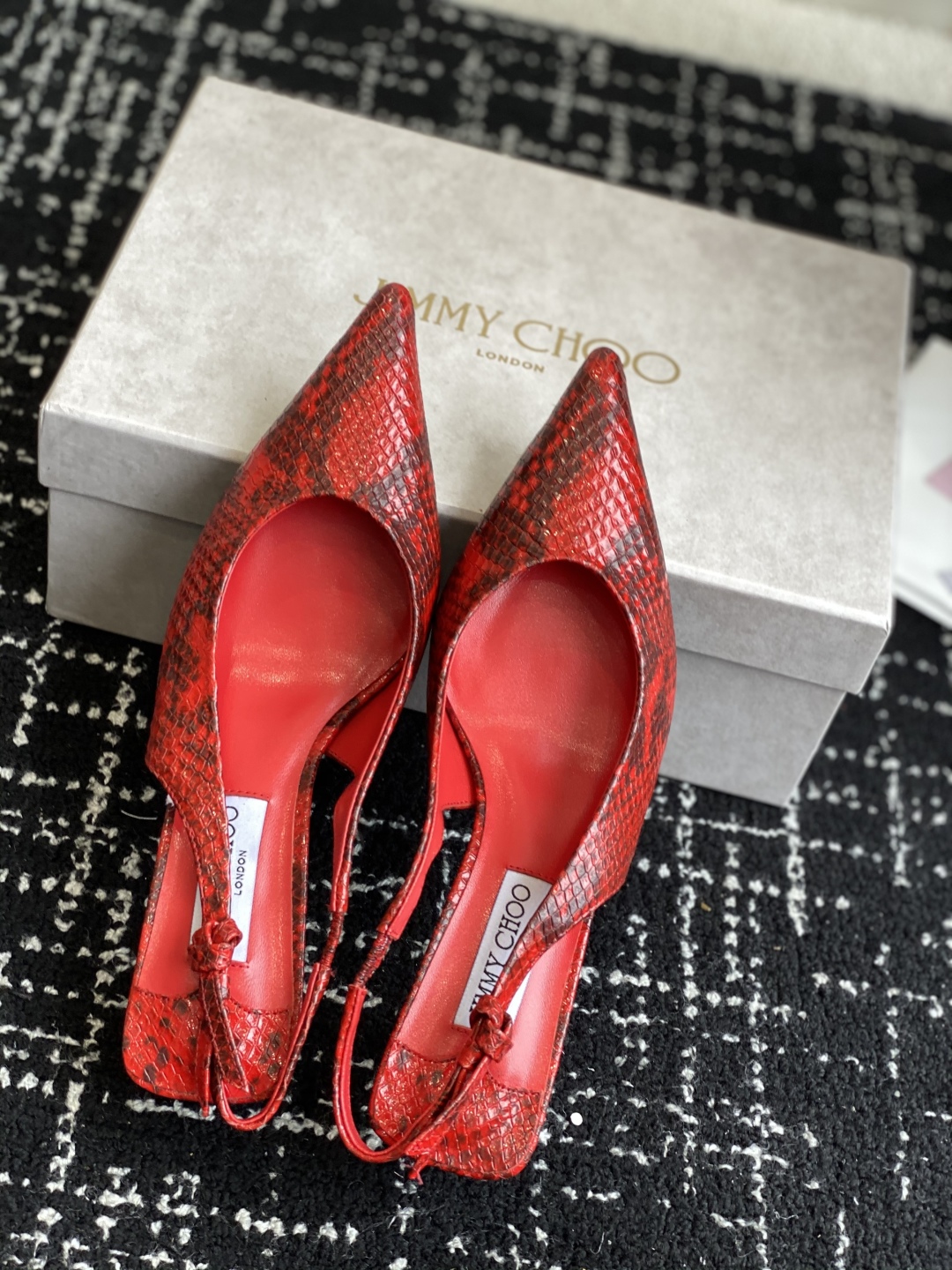 代购级
Jimmy Choo 25ss 春夏 系列JC新款 高跟凉鞋

模糊鞋履与珠宝配饰之间的界线 鲜
