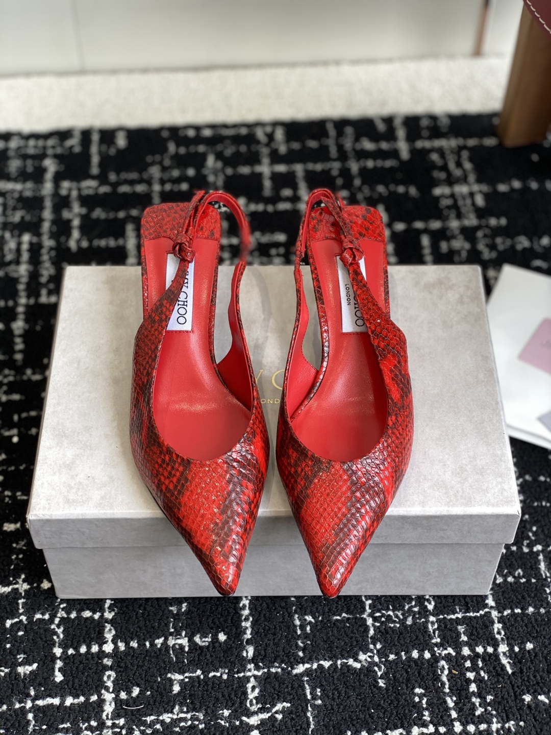 代购级
Jimmy Choo 25ss 春夏 系列JC新款 高跟凉鞋

模糊鞋履与珠宝配饰之间的界线 鲜