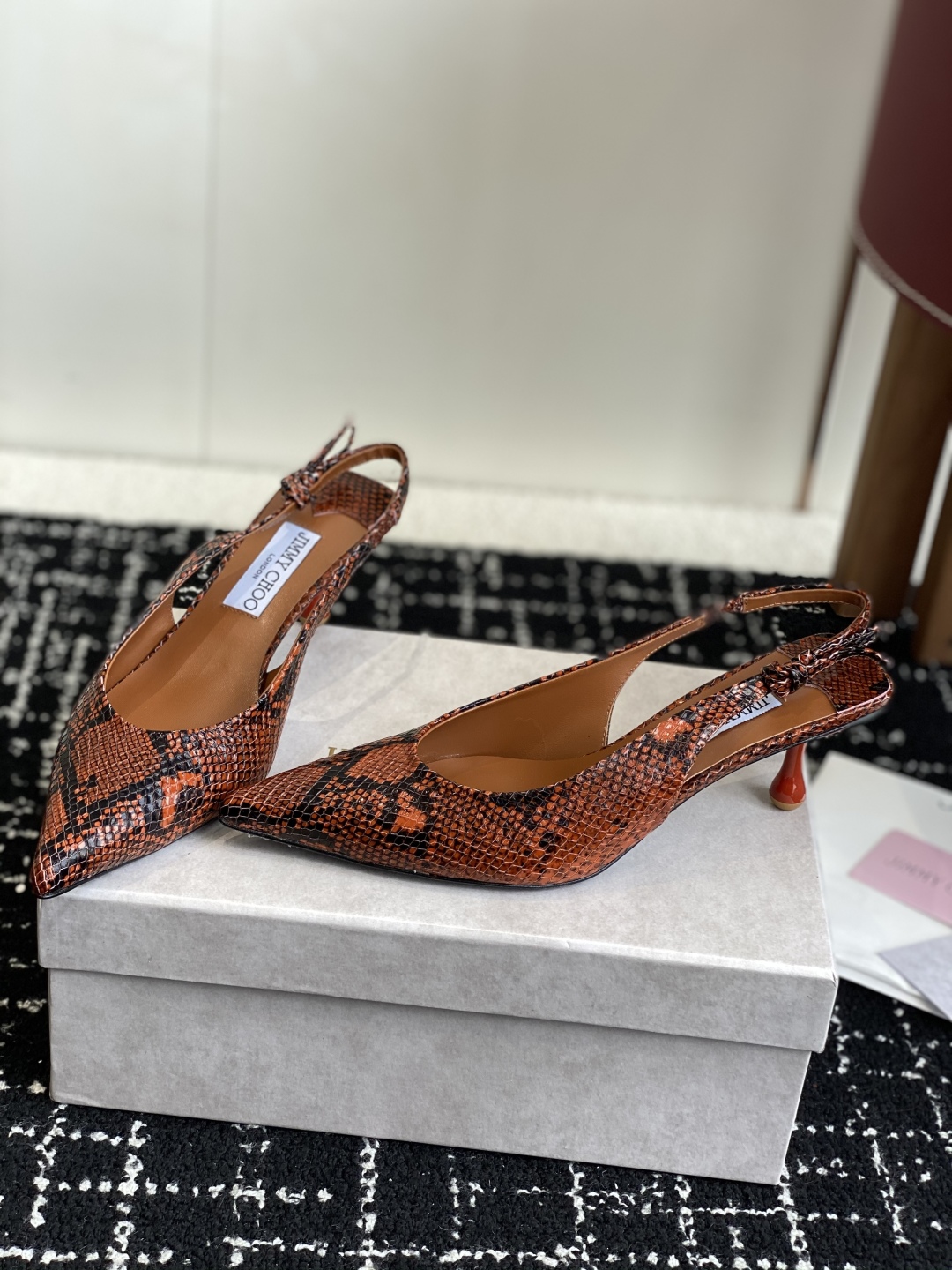 代购级
Jimmy Choo 25ss 春夏 系列JC新款 高跟凉鞋

模糊鞋履与珠宝配饰之间的界线 鲜