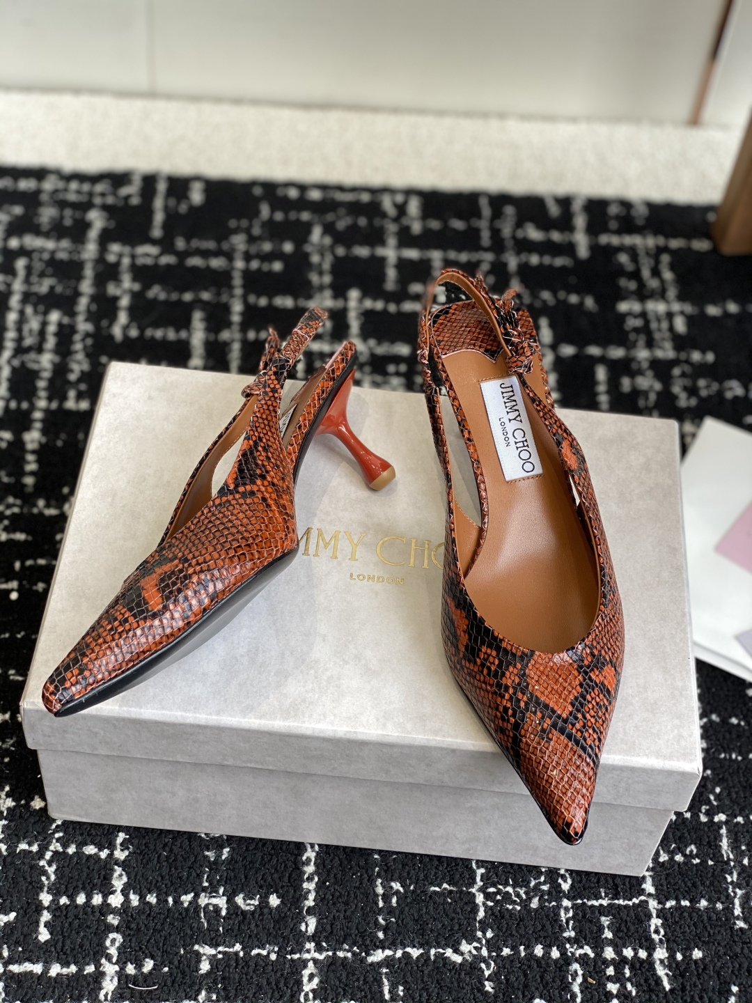 代购级
Jimmy Choo 25ss 春夏 系列JC新款 高跟凉鞋

模糊鞋履与珠宝配饰之间的界线 鲜