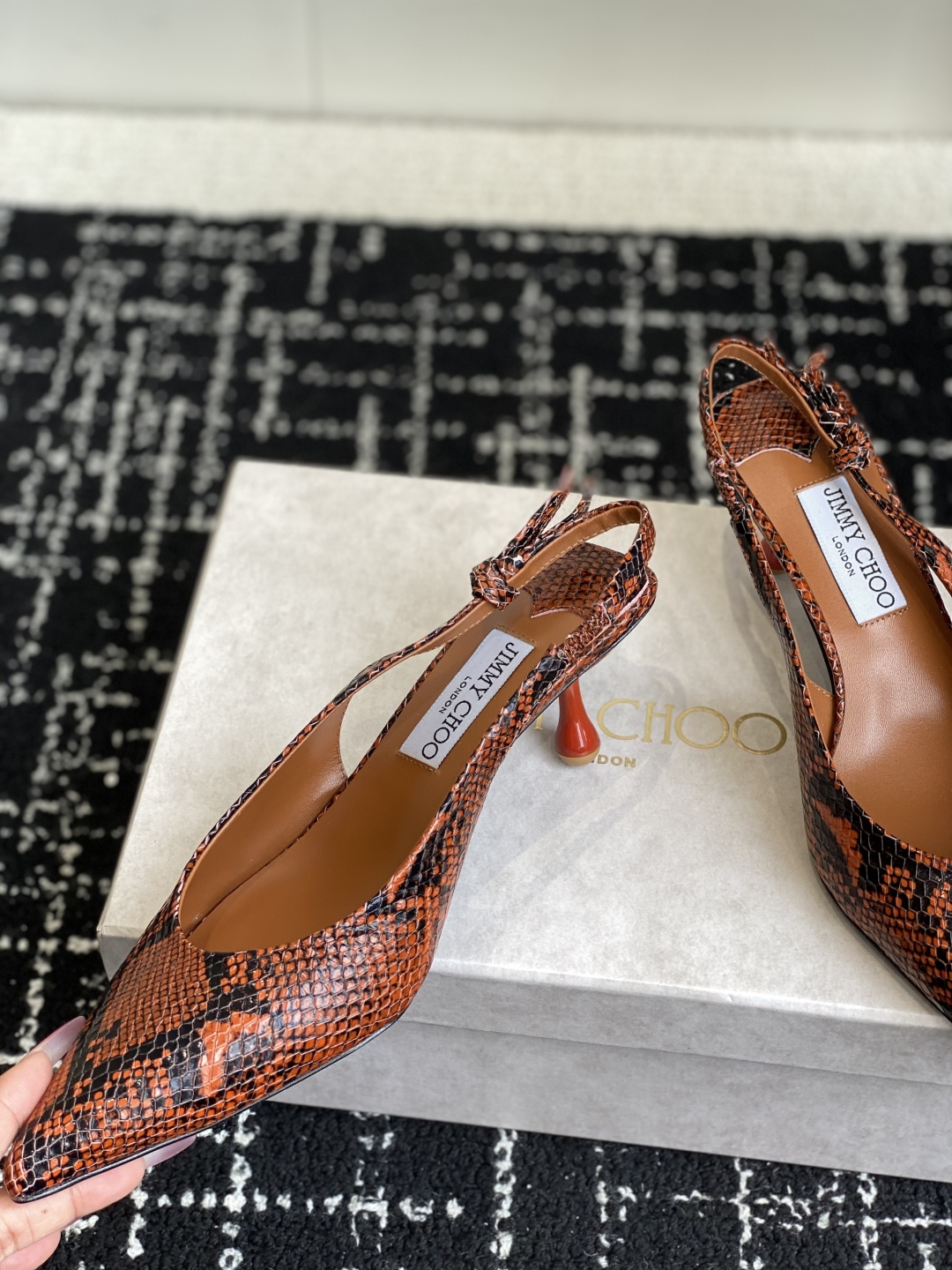 代购级
Jimmy Choo 25ss 春夏 系列JC新款 高跟凉鞋

模糊鞋履与珠宝配饰之间的界线 鲜