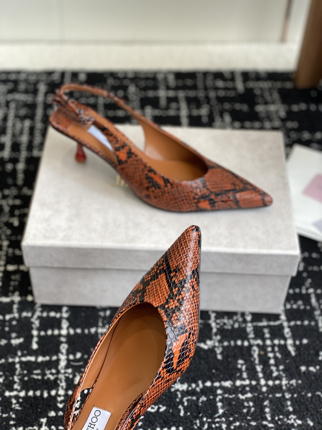 代购级
Jimmy Choo 25ss 春夏 系列JC新款 高跟凉鞋

模糊鞋履与珠宝配饰之间的界线 鲜