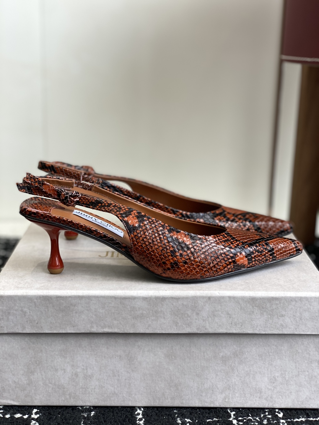 代购级
Jimmy Choo 25ss 春夏 系列JC新款 高跟凉鞋

模糊鞋履与珠宝配饰之间的界线 鲜