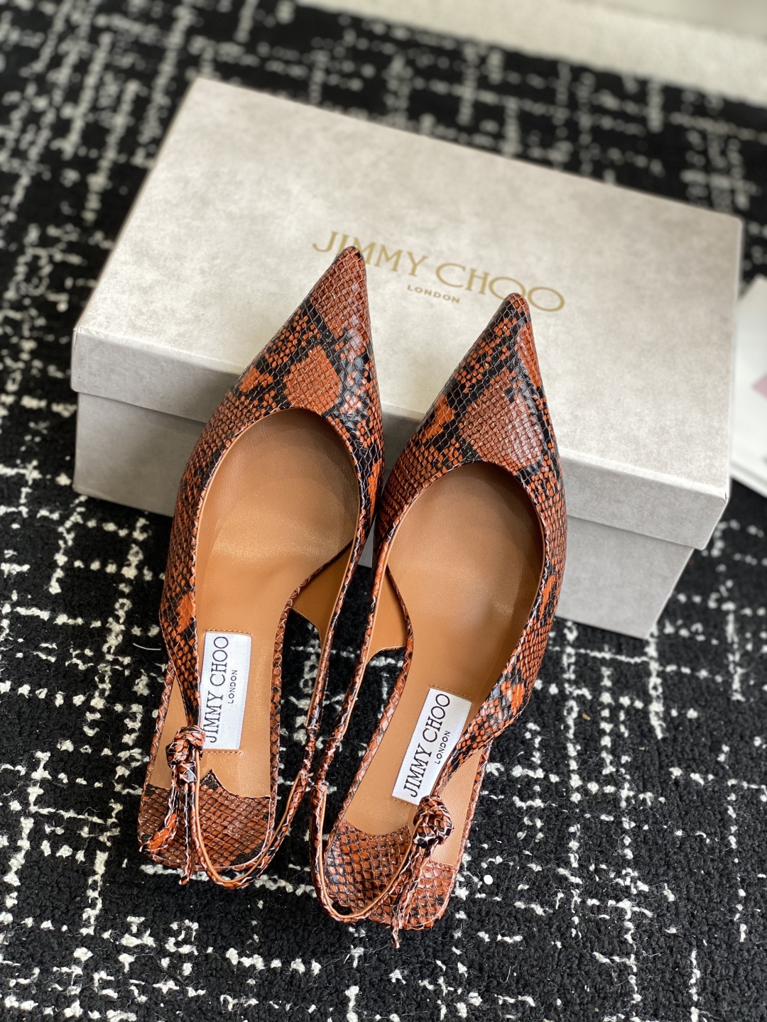 代购级
Jimmy Choo 25ss 春夏 系列JC新款 高跟凉鞋

模糊鞋履与珠宝配饰之间的界线 鲜