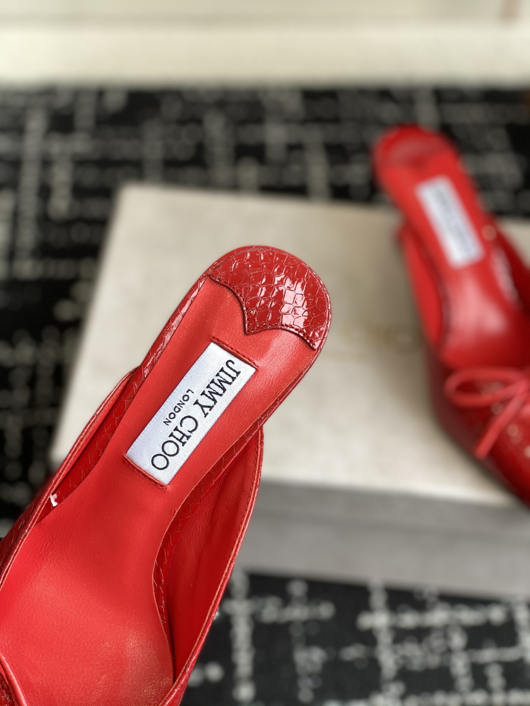 代购级
Jimmy Choo 25ss 春夏 系列JC新款 高跟拖鞋 单鞋

模糊鞋履与珠宝配饰之间的界