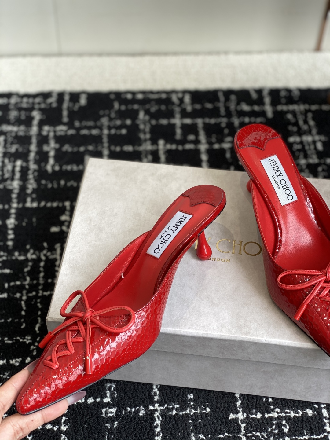 代购级
Jimmy Choo 25ss 春夏 系列JC新款 高跟拖鞋 单鞋

模糊鞋履与珠宝配饰之间的界
