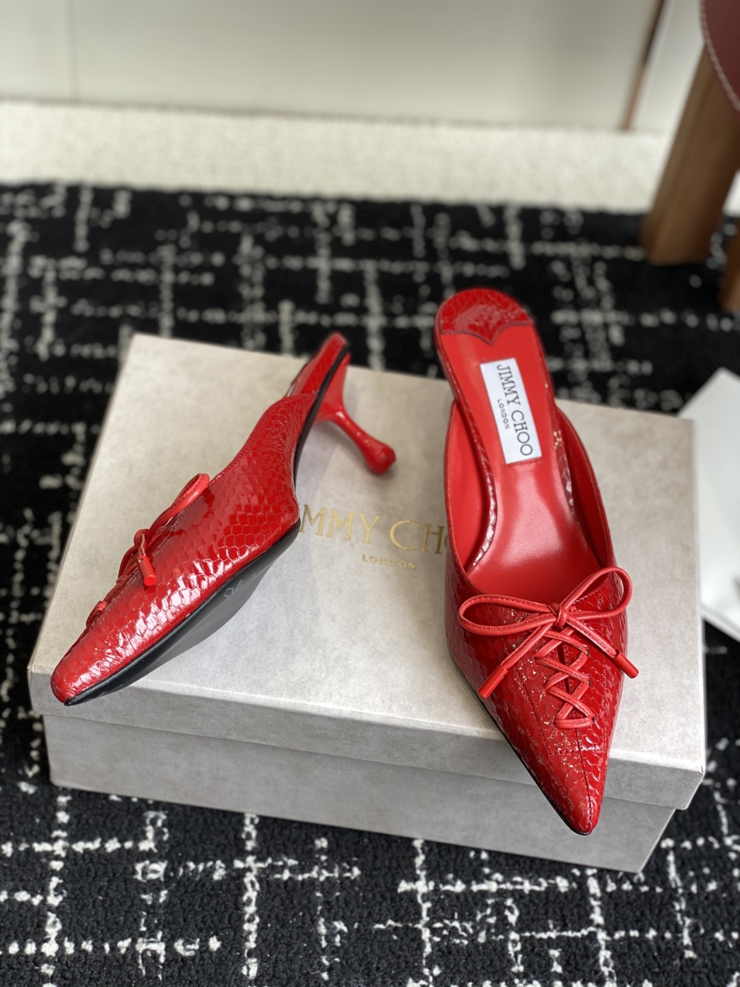 代购级
Jimmy Choo 25ss 春夏 系列JC新款 高跟拖鞋 单鞋

模糊鞋履与珠宝配饰之间的界