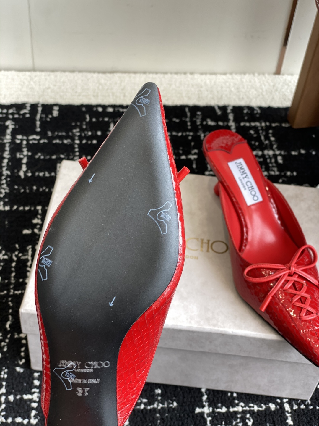 代购级
Jimmy Choo 25ss 春夏 系列JC新款 高跟拖鞋 单鞋

模糊鞋履与珠宝配饰之间的界