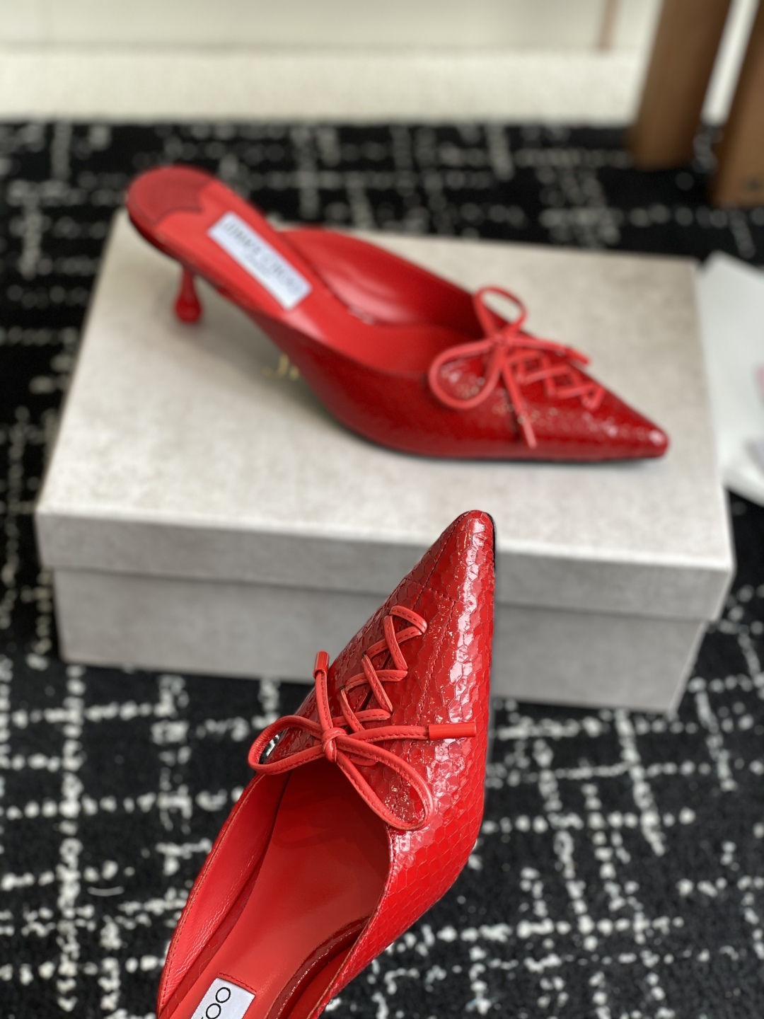 代购级
Jimmy Choo 25ss 春夏 系列JC新款 高跟拖鞋 单鞋

模糊鞋履与珠宝配饰之间的界