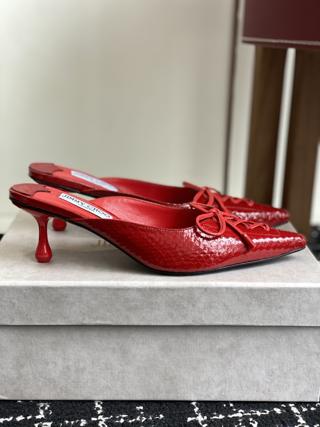 代购级
Jimmy Choo 25ss 春夏 系列JC新款 高跟拖鞋 单鞋

模糊鞋履与珠宝配饰之间的界