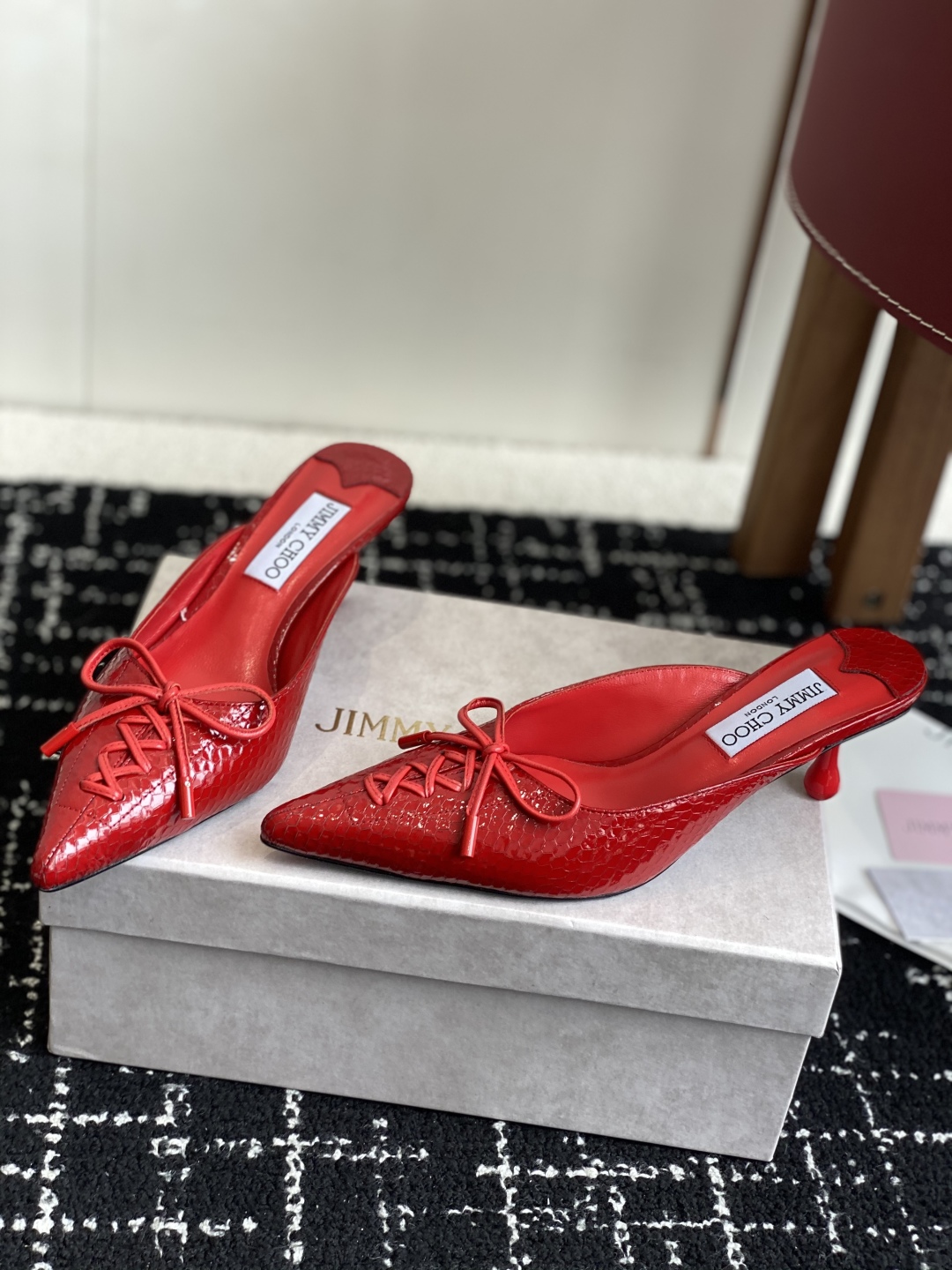 代购级
Jimmy Choo 25ss 春夏 系列JC新款 高跟拖鞋 单鞋

模糊鞋履与珠宝配饰之间的界