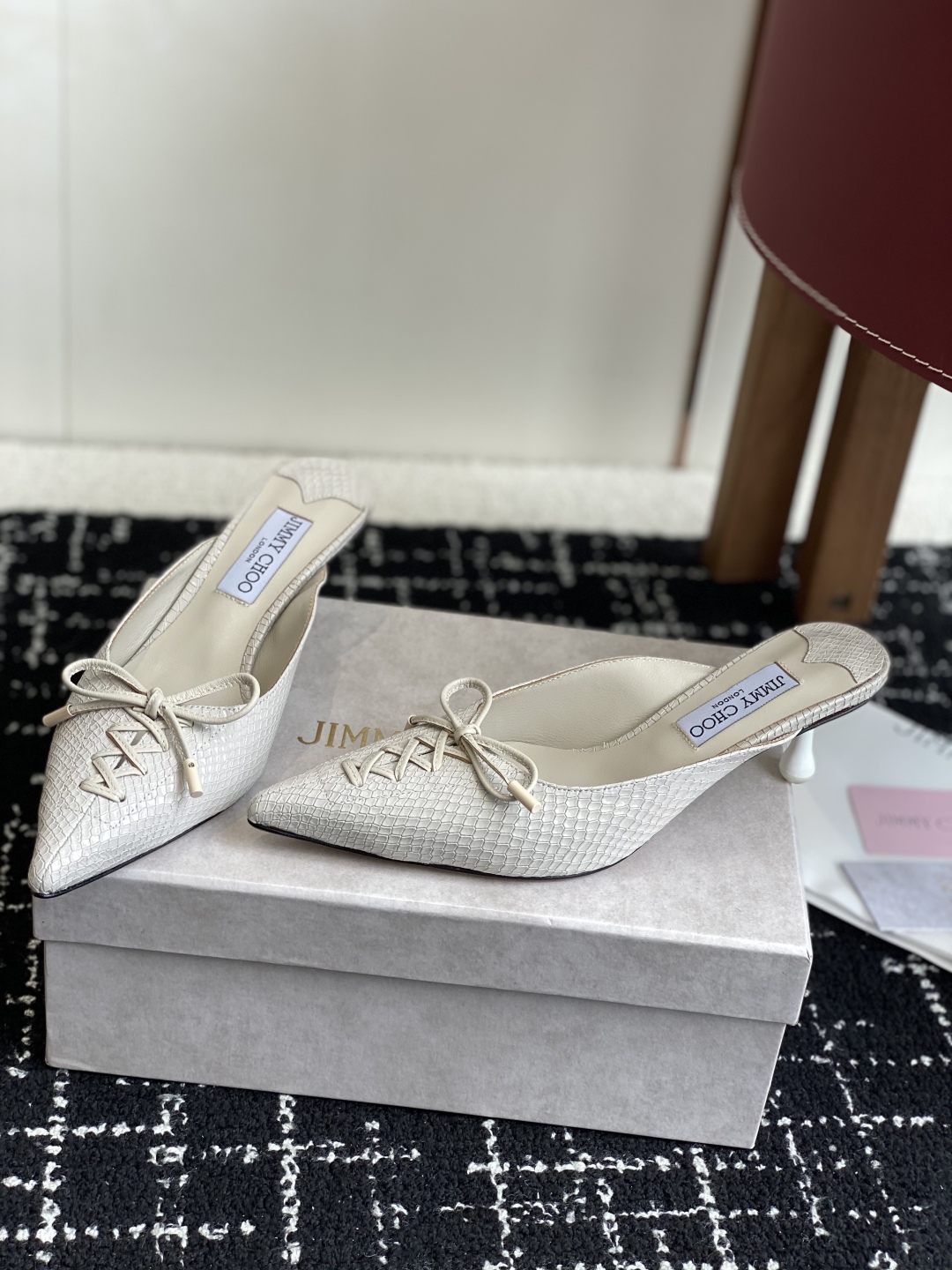 代购级
Jimmy Choo 25ss 春夏 系列JC新款 高跟拖鞋 单鞋

模糊鞋履与珠宝配饰之间的界