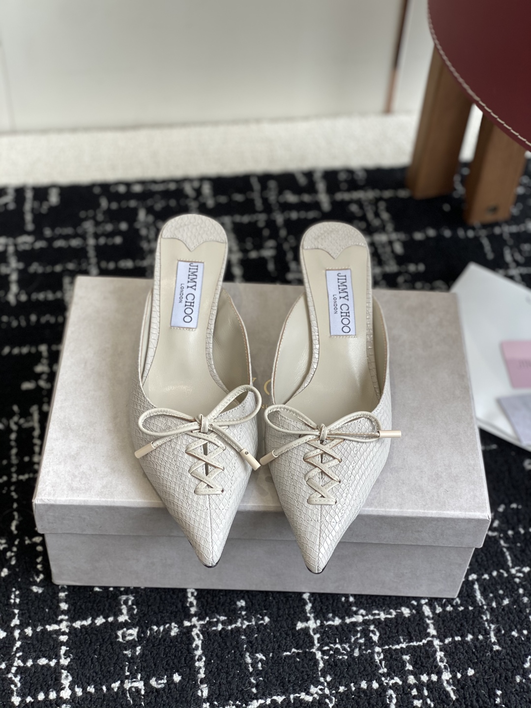 代购级
Jimmy Choo 25ss 春夏 系列JC新款 高跟拖鞋 单鞋

模糊鞋履与珠宝配饰之间的界