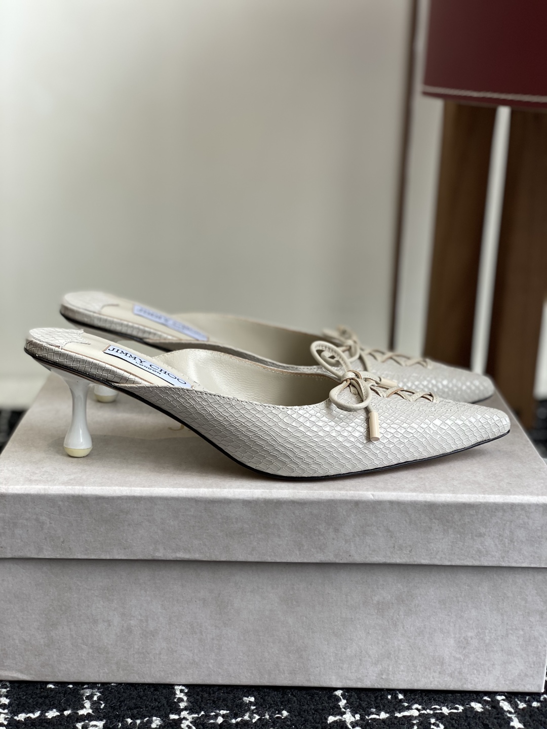代购级
Jimmy Choo 25ss 春夏 系列JC新款 高跟拖鞋 单鞋

模糊鞋履与珠宝配饰之间的界
