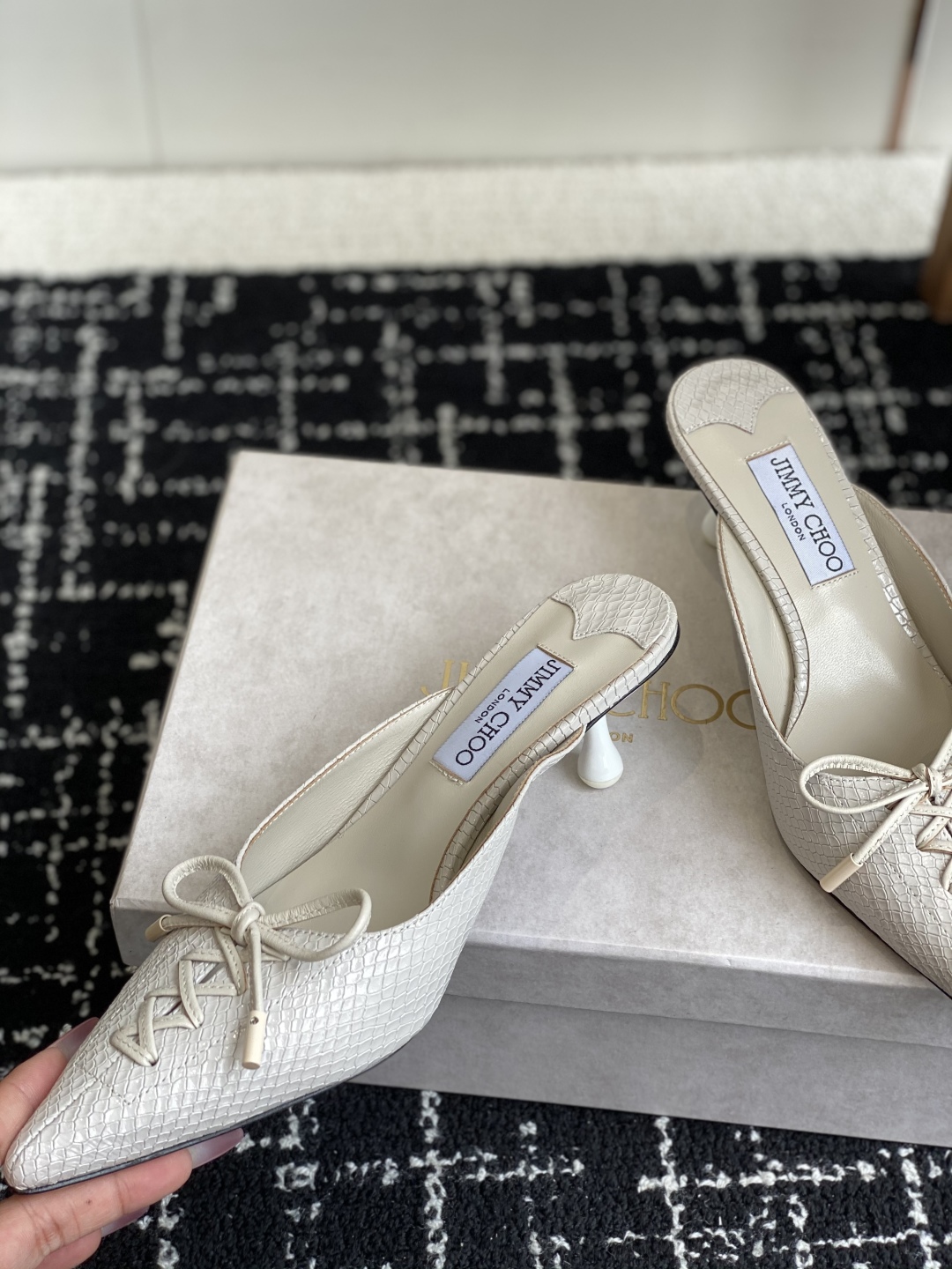 代购级
Jimmy Choo 25ss 春夏 系列JC新款 高跟拖鞋 单鞋

模糊鞋履与珠宝配饰之间的界