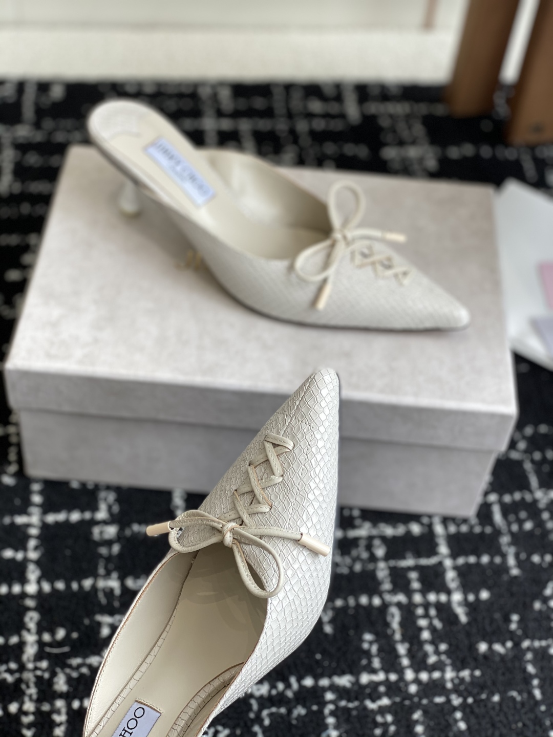 代购级
Jimmy Choo 25ss 春夏 系列JC新款 高跟拖鞋 单鞋

模糊鞋履与珠宝配饰之间的界