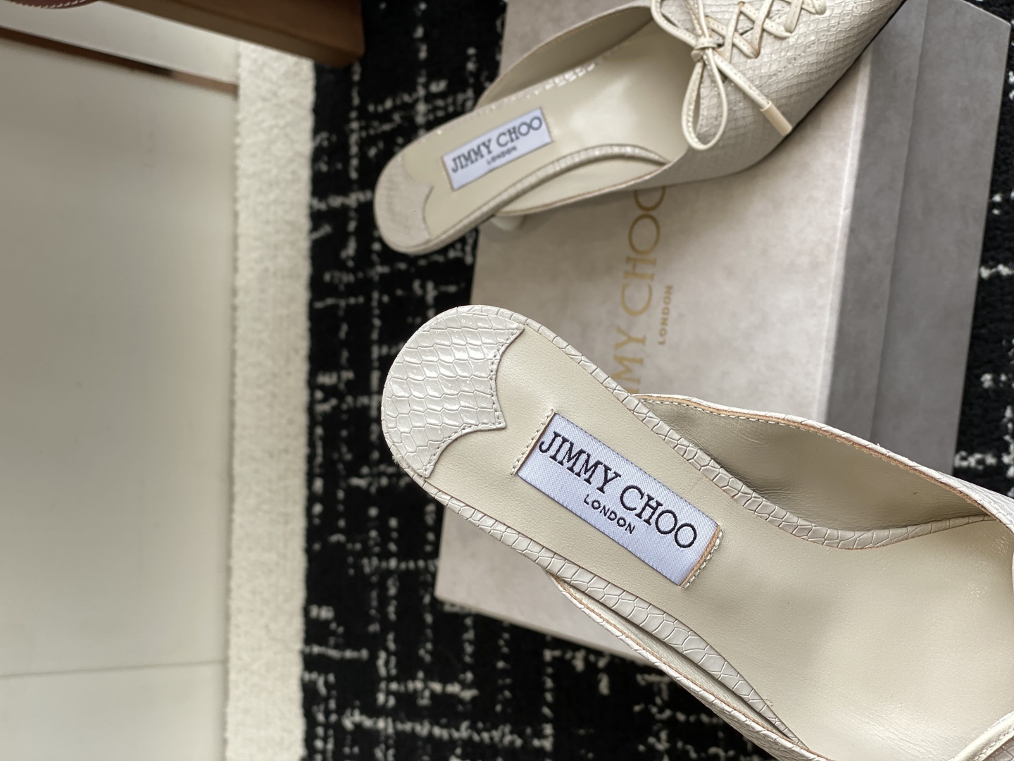 代购级
Jimmy Choo 25ss 春夏 系列JC新款 高跟拖鞋 单鞋

模糊鞋履与珠宝配饰之间的界
