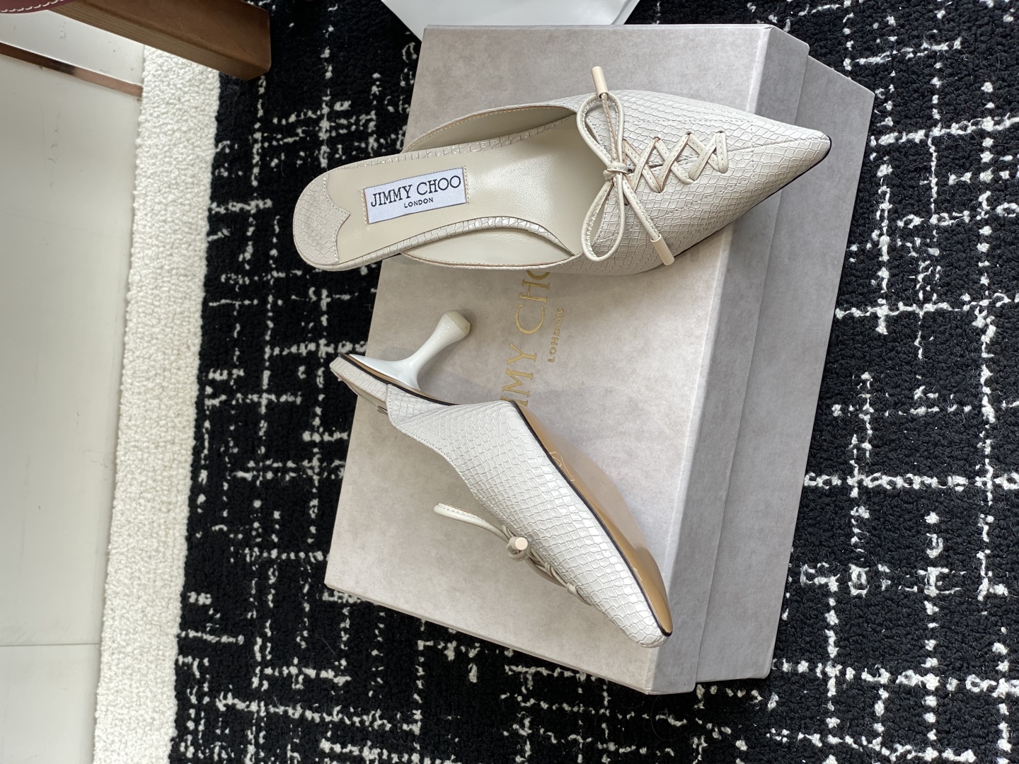 代购级
Jimmy Choo 25ss 春夏 系列JC新款 高跟拖鞋 单鞋

模糊鞋履与珠宝配饰之间的界