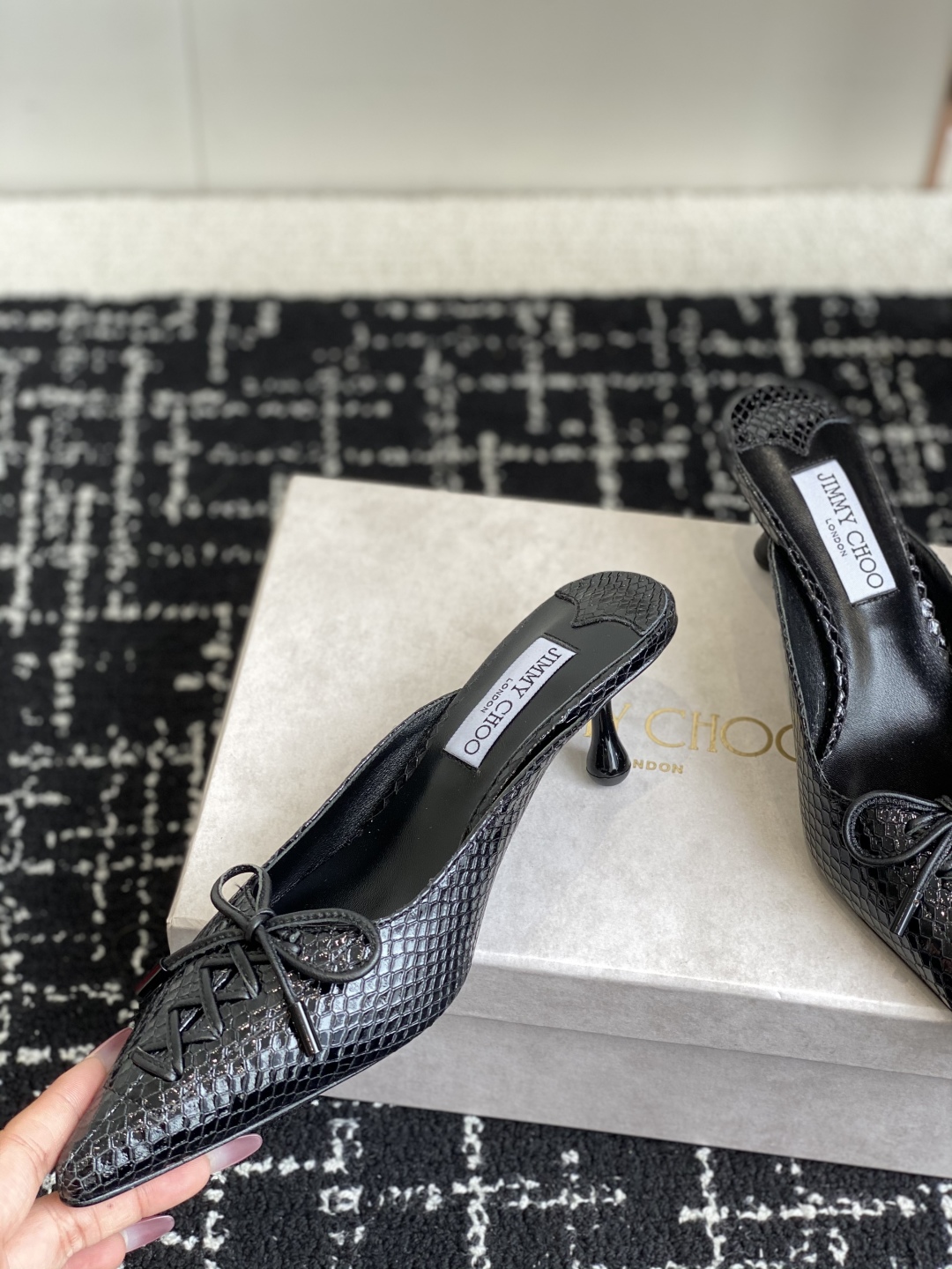 代购级
Jimmy Choo 25ss 春夏 系列JC新款 高跟拖鞋 单鞋

模糊鞋履与珠宝配饰之间的界