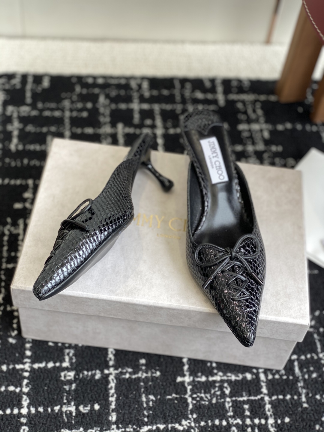 代购级
Jimmy Choo 25ss 春夏 系列JC新款 高跟拖鞋 单鞋

模糊鞋履与珠宝配饰之间的界