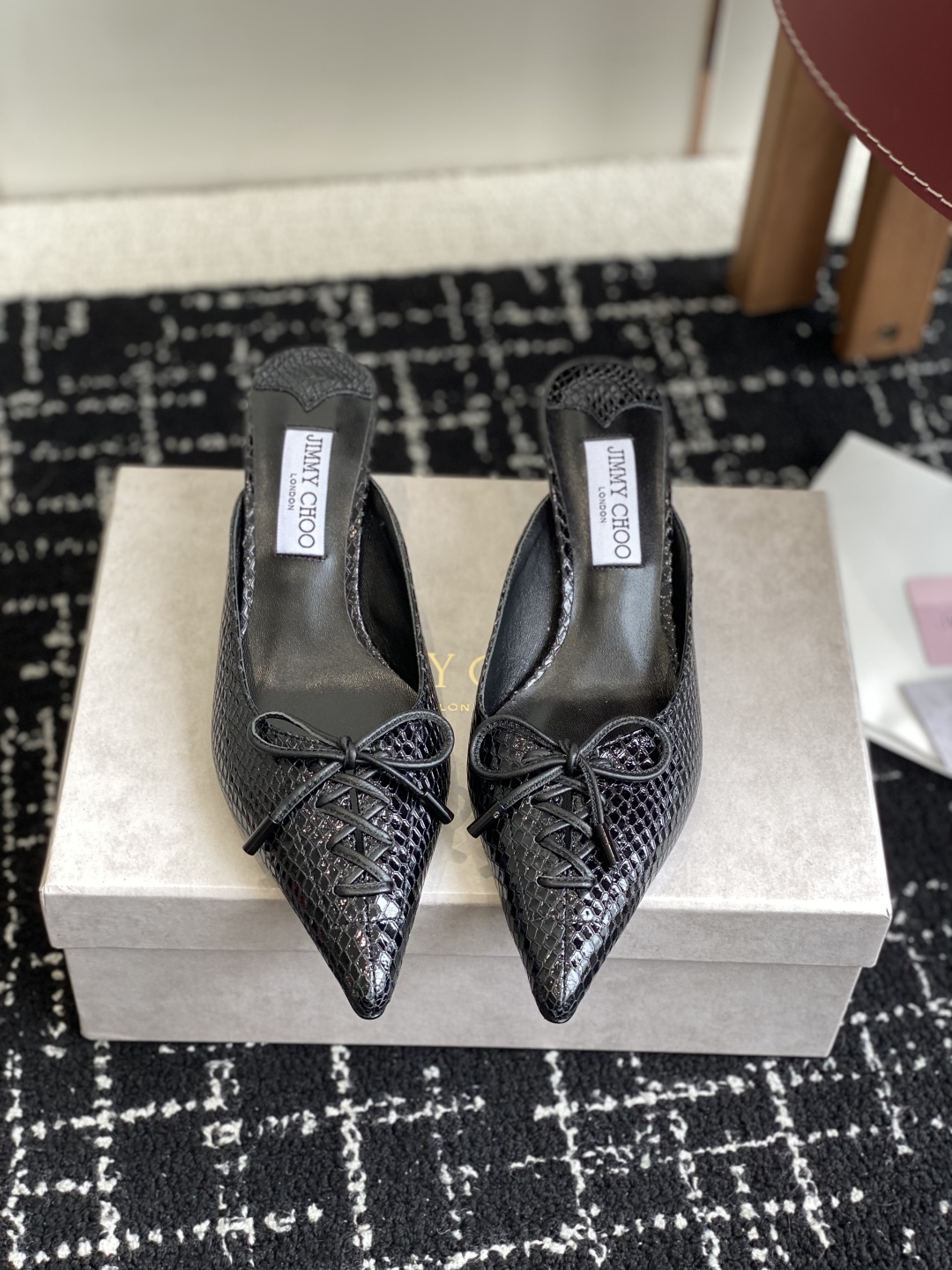代购级
Jimmy Choo 25ss 春夏 系列JC新款 高跟拖鞋 单鞋

模糊鞋履与珠宝配饰之间的界